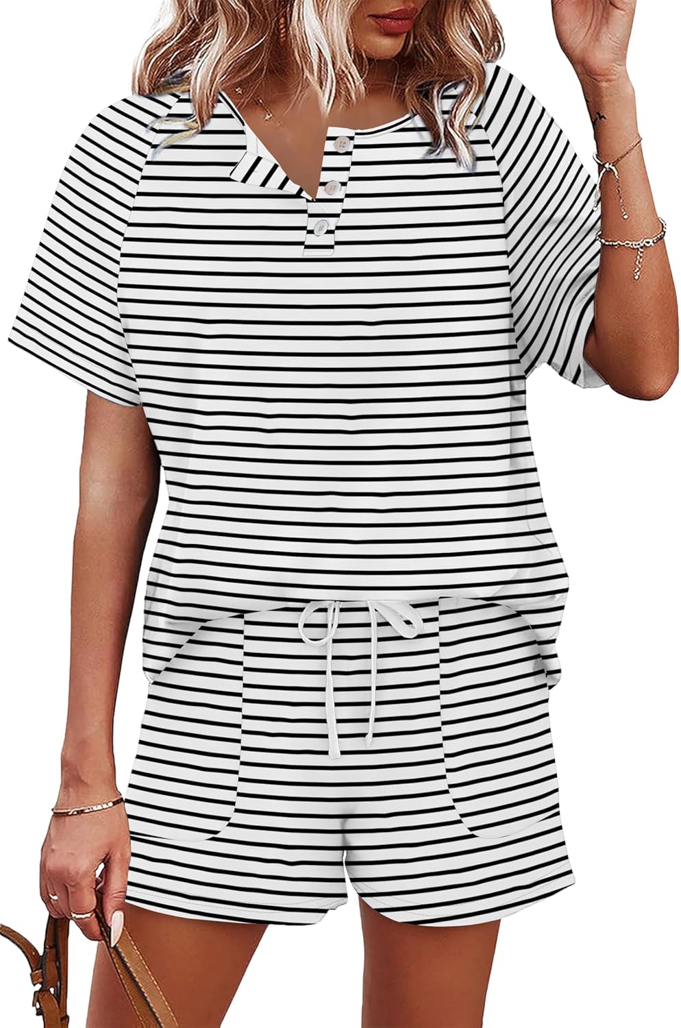 Detalle de WIHOLL Women’s 2-Piece Lounge Set: Button-Down Henley Top & Pocket Drawstring Shorts