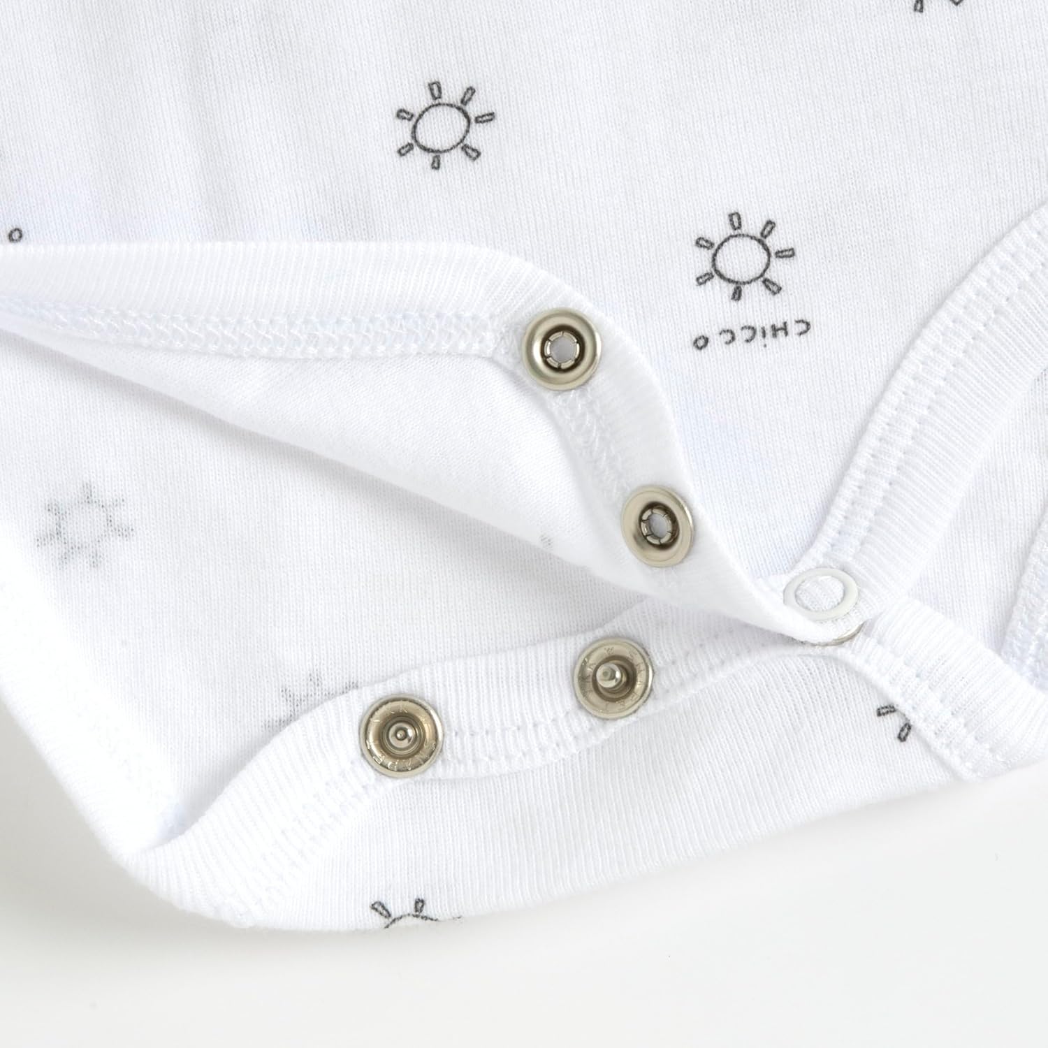 Detalle de Chicco Body Neonato e Neonata – Set di 3 body cotone con maniche corte, fantasia orsetti/sole/pesciolini