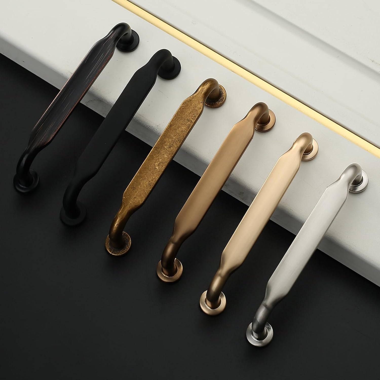 Detalle de Amerdeco set da 10 maniglie antiche per mobili da cucina con interasse fori 128 mm (bronzo) UK0071