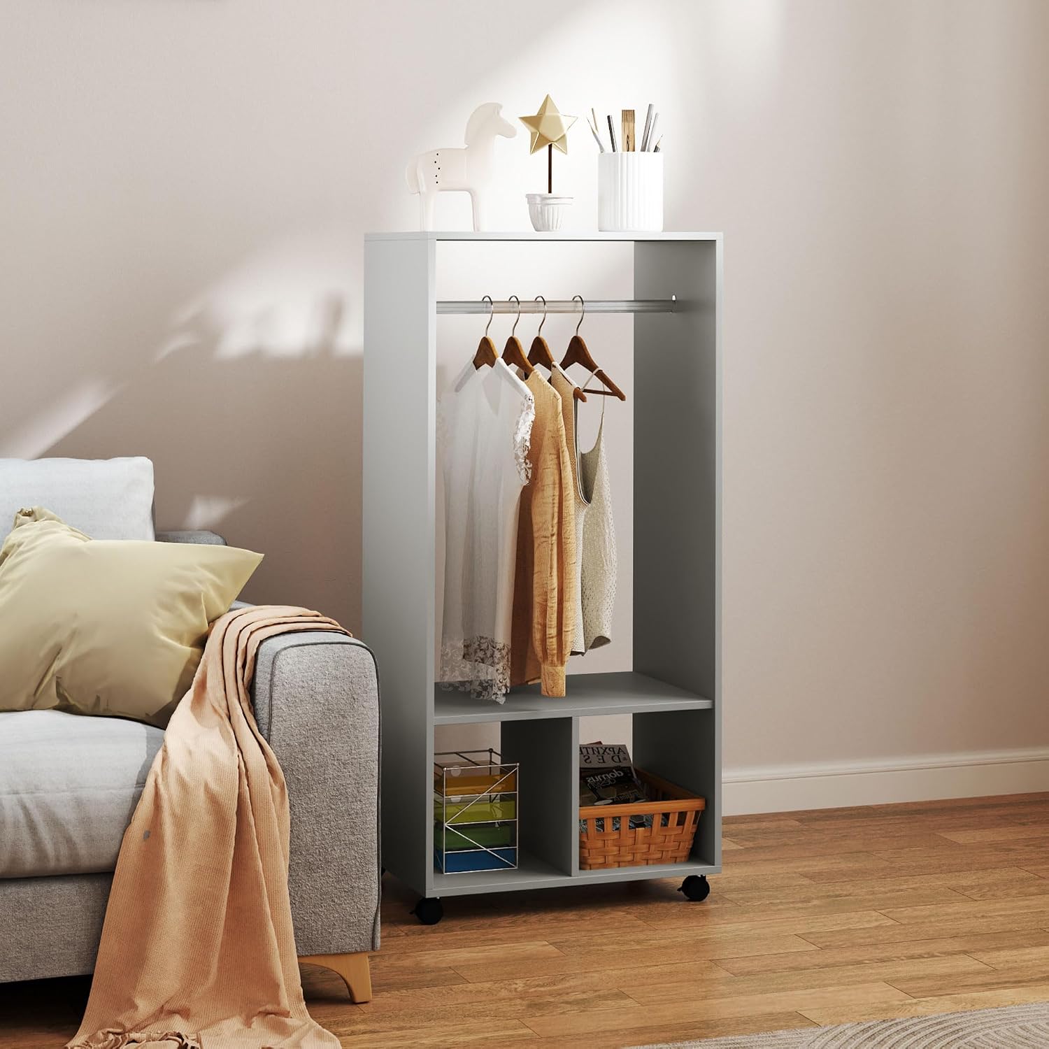 Detalle de HOMCOM Armoire penderie étagère 2 niches et 4 roulettes – Gris
