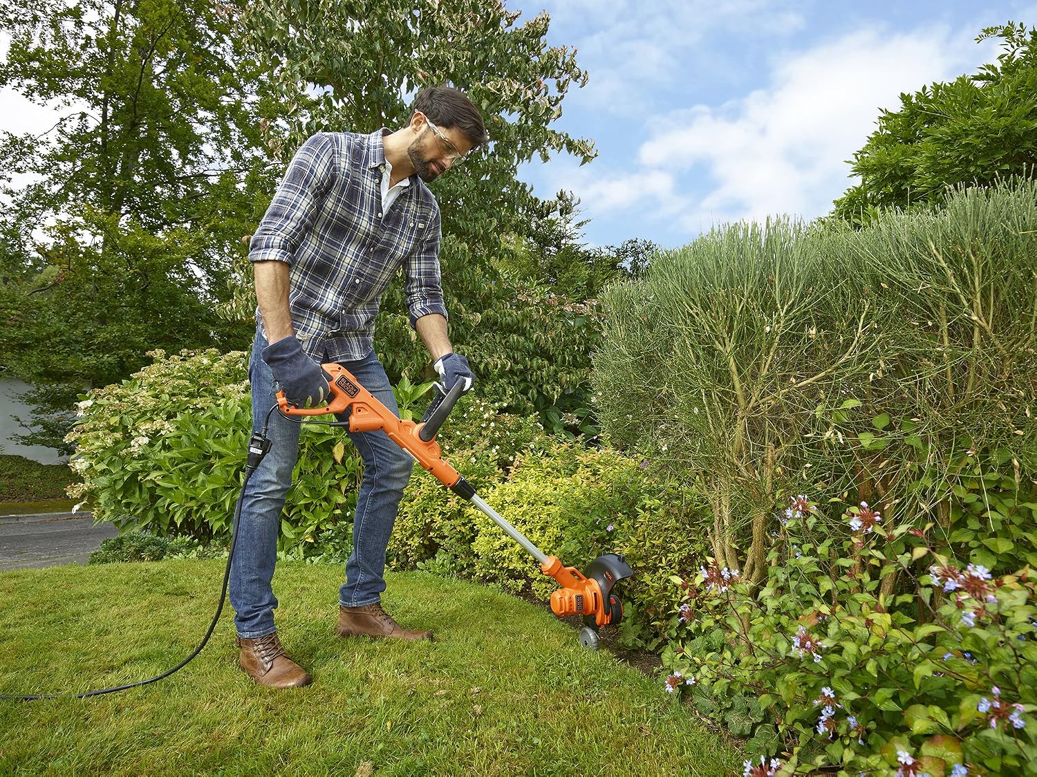 Detalle de BLACK+DECKER 3IN1 BESTA530CM-QS: 550 W, taglio 30 cm, filo automatico, bordatura con ruota