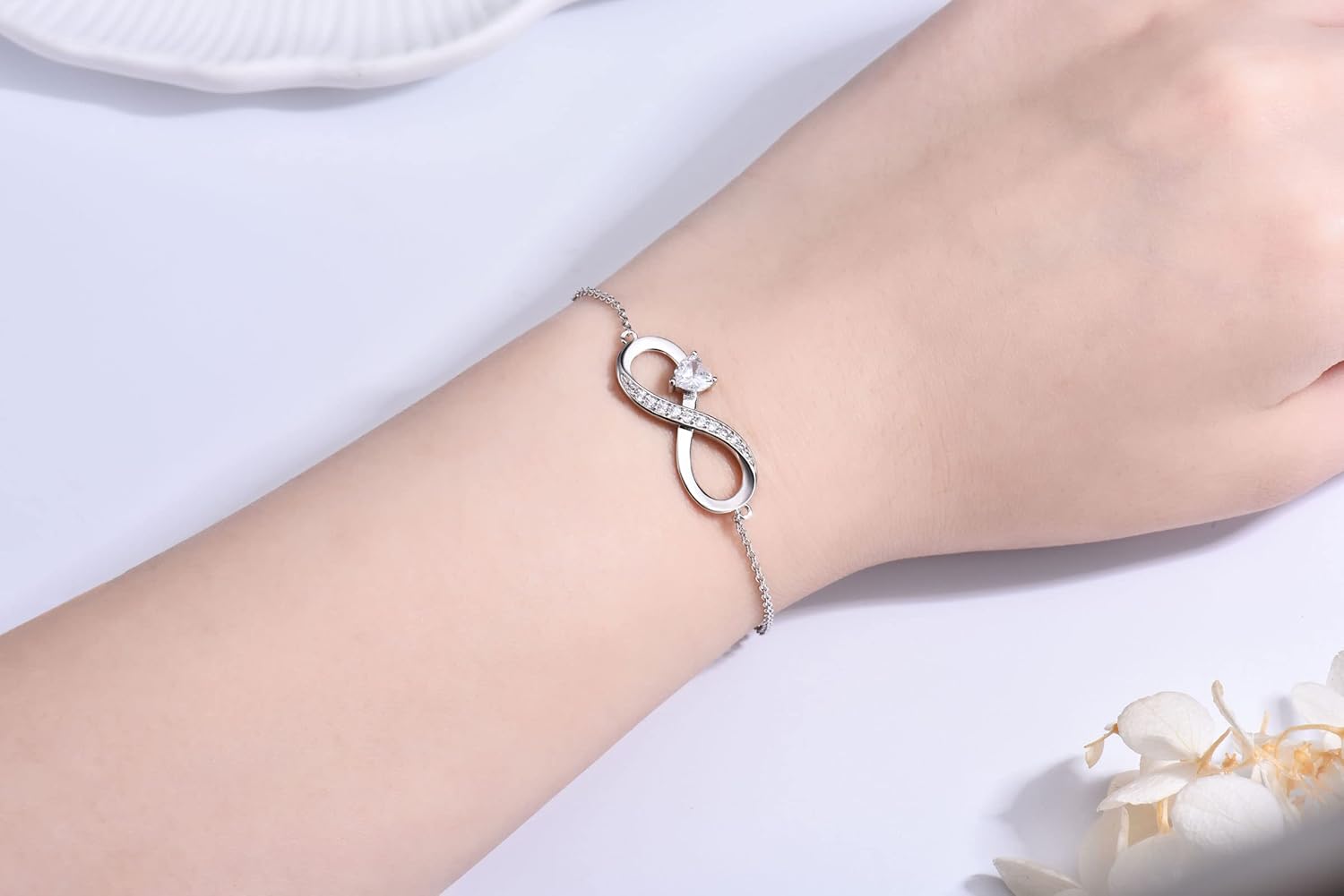 Detalle de ADVIOK Infinity Bracelet for Women – 925 Sterling Silver with Heart Cubic Zirconia