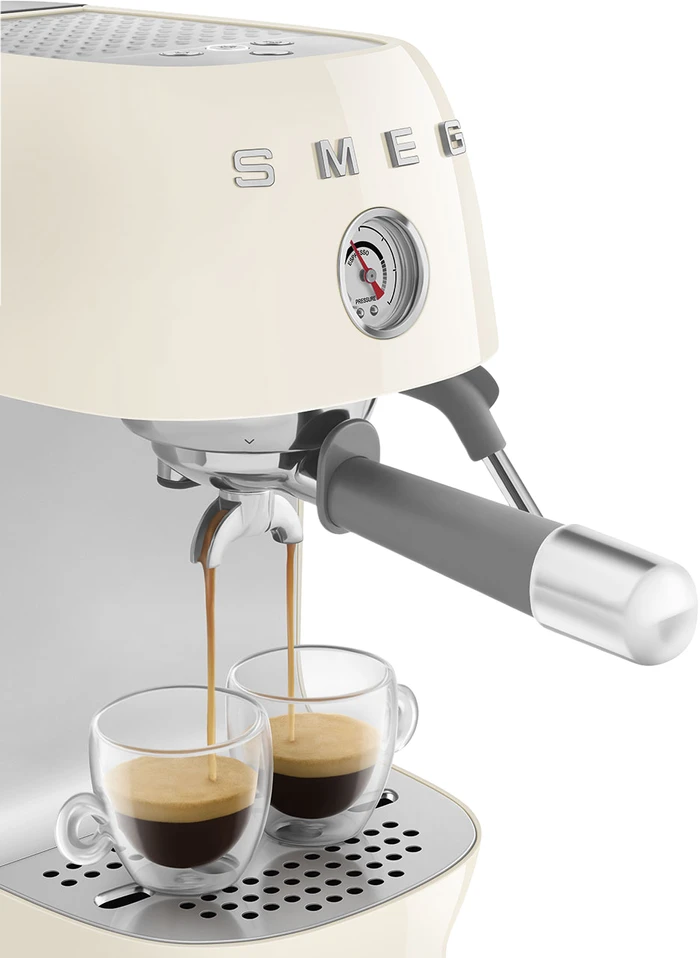 Thumbnail 7 de Smeg ECF03CREU Creme: Espressomaschine mit Manometer, cremigem Cappuccino und Latte Art