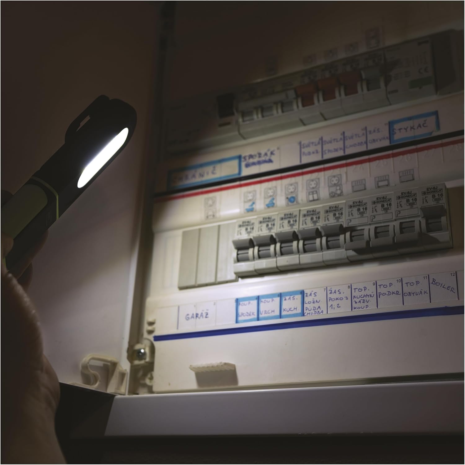 Detalle de EMOS P4537 ładowana lampa robocza LED 330 lm z magnesem, klipsem i hakiem