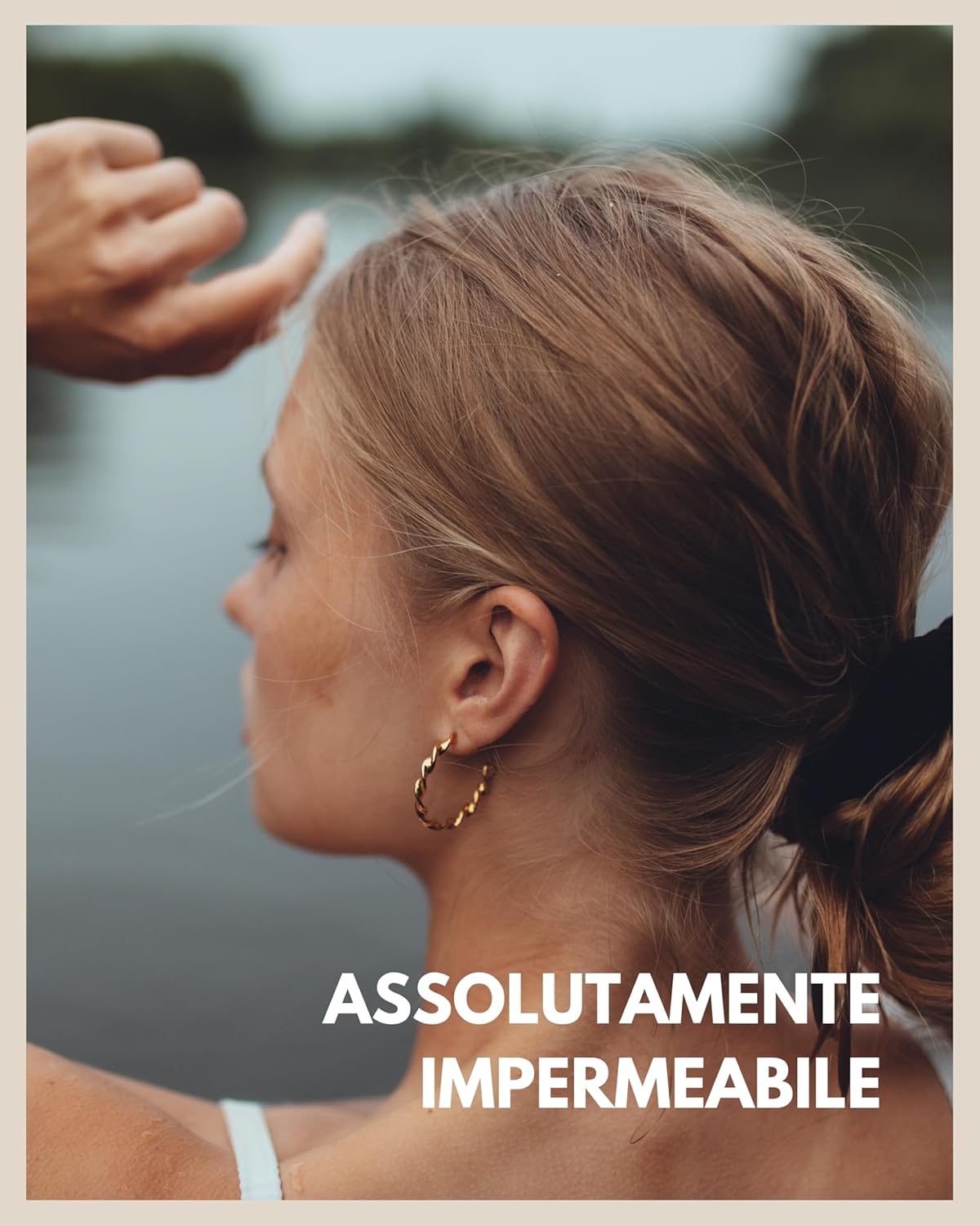 Detalle 2 de Creoli d'oro ritorti per donna in acciaio inox con rivestimento in oro 18K – diametro 28 mm (anche 20 mm)