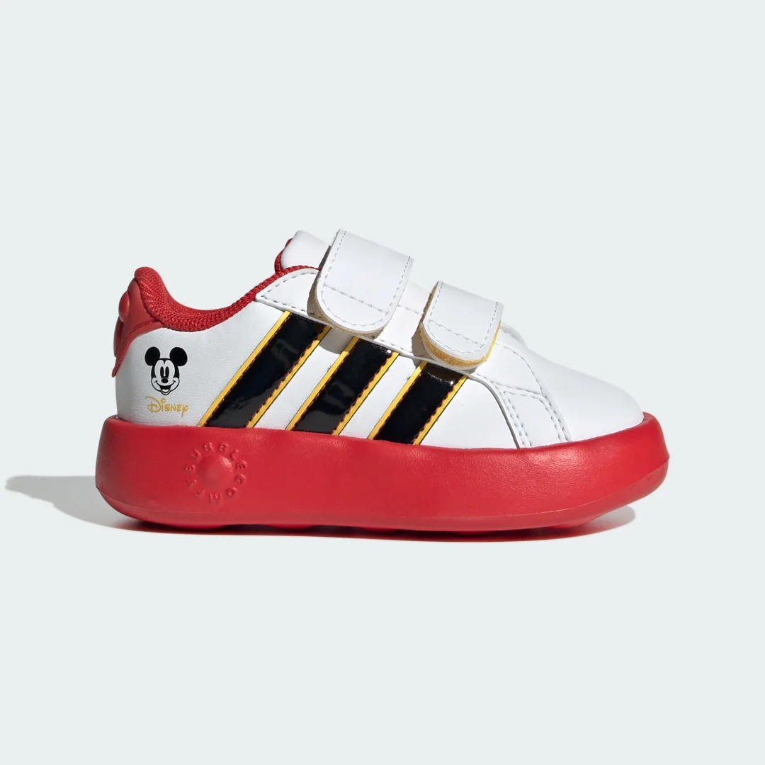 Detalle de Zapatilla Adidas x Disney Mickey Mouse Grand Court – estilo Disney en la gama urbana de Adidas