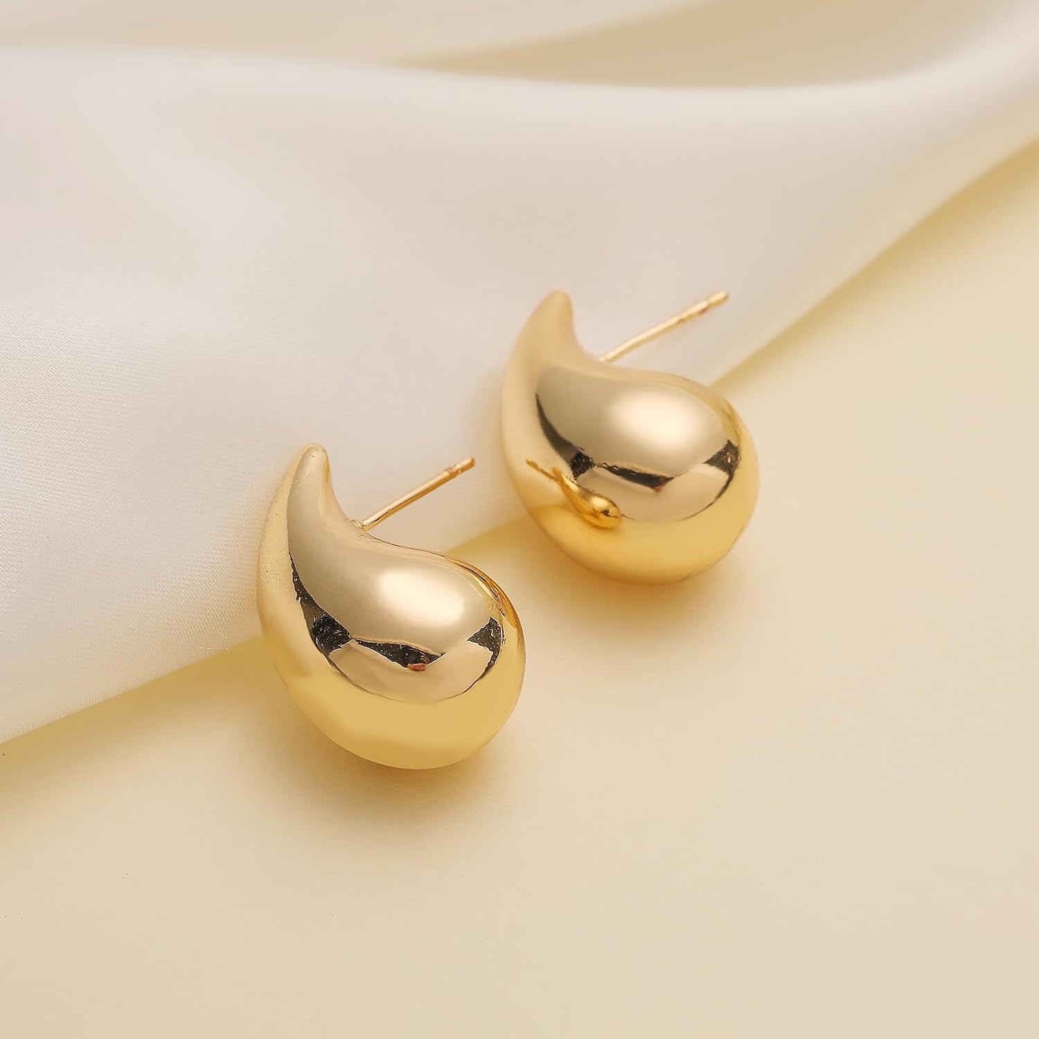 Detalle de Apsvo Hoop Earrings, 14K Gold Plated