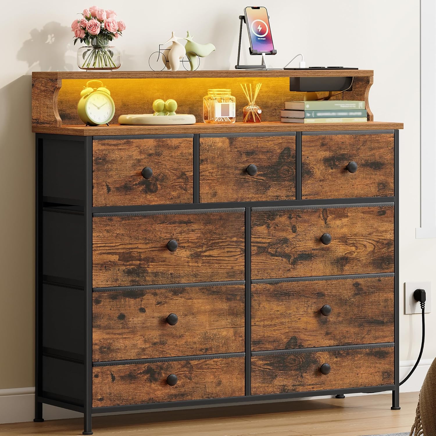 Hzuaneri Commode 9 tiroirs avec bande lumineuse LED, 2 ports USB et 2 prises secteur (30 x 100 x 95 cm) Vintage DU02901BEU