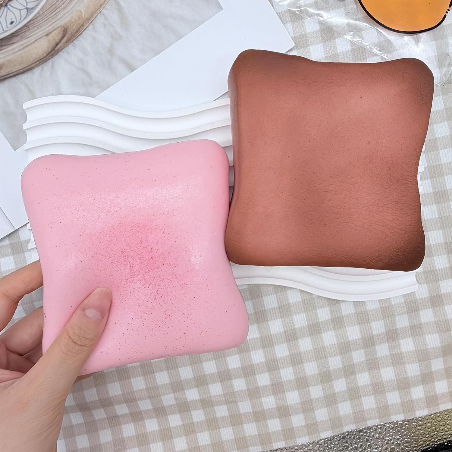 Thumbnail 2 de Bread Butter Squishy: Slow Rising Stress Relief Toy in Pink