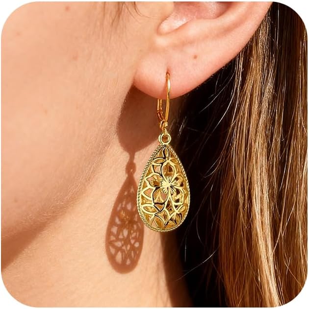 Detalle de Filigree Teardrop Earrings, 14K Gold-Plated Brass