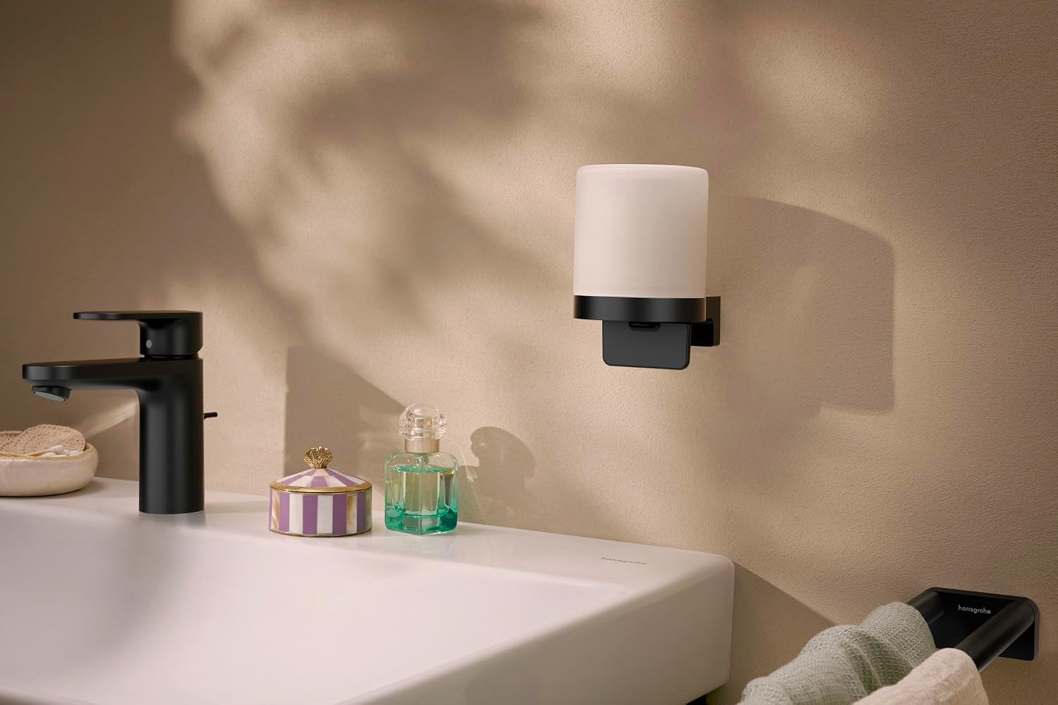 Detalle de hansgrohe AddStoris S 41765670 – ścienny dozownik mydła, czarny mat, metal i szkło
