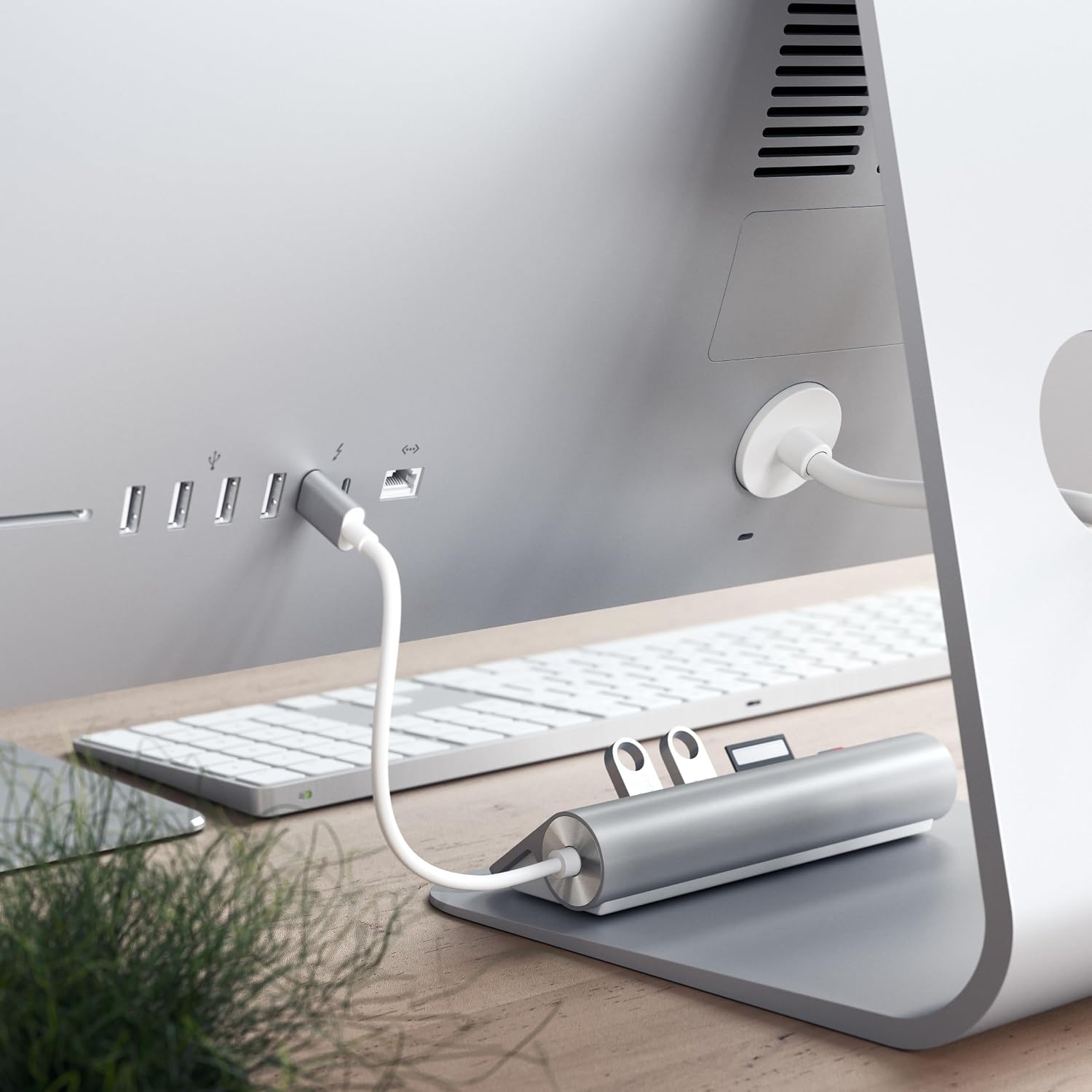 Detalle 2 de SATECHI Hub USB-C 5 en 1 combo bureau en aluminium avec 3 ports USB-A (jusqu’à 5 Gbps) + lecteurs micro/SD