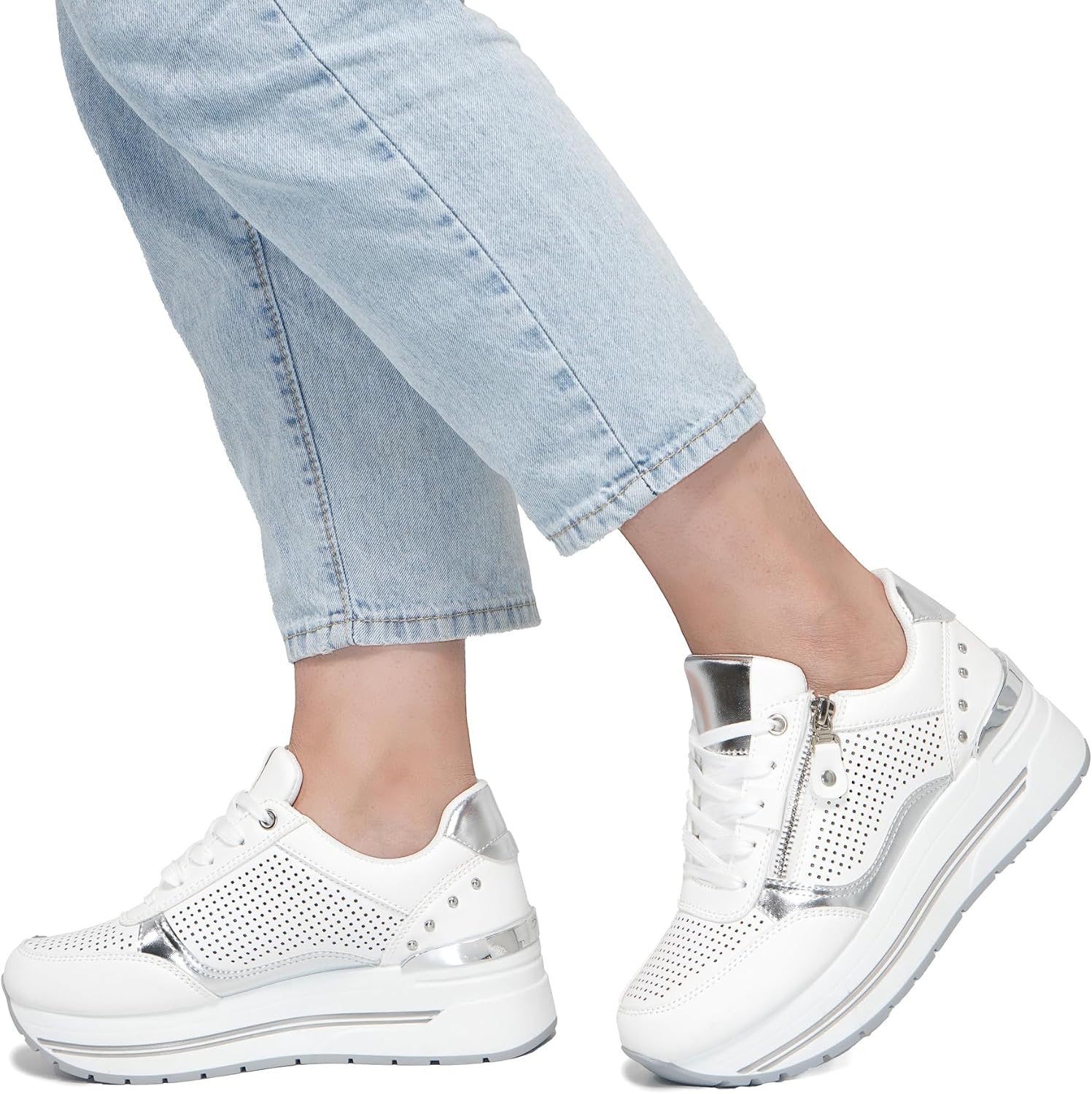Detalle de JOMIX damessneakers met veters, plateauzool en gouden details
