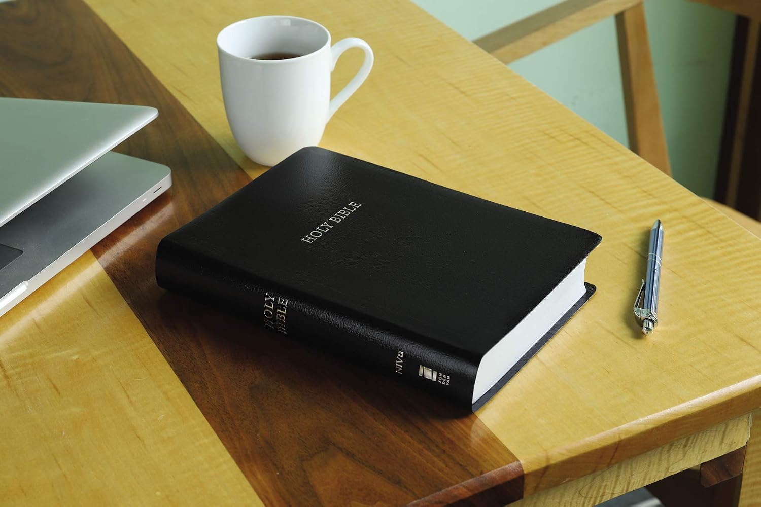 Detalle 2 de Zondervan NIV Reference Bible, Giant Print, Black Leather-Look, Red Letter Comfort Print