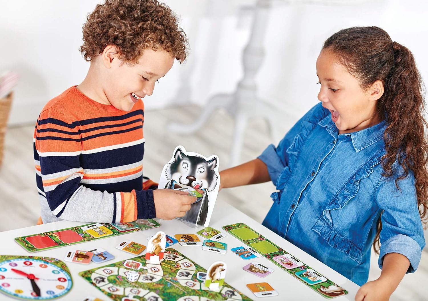 Detalle de Orchard Toys What's The Time, Mr Wolf? educatief bordspel met beweegbare klok
