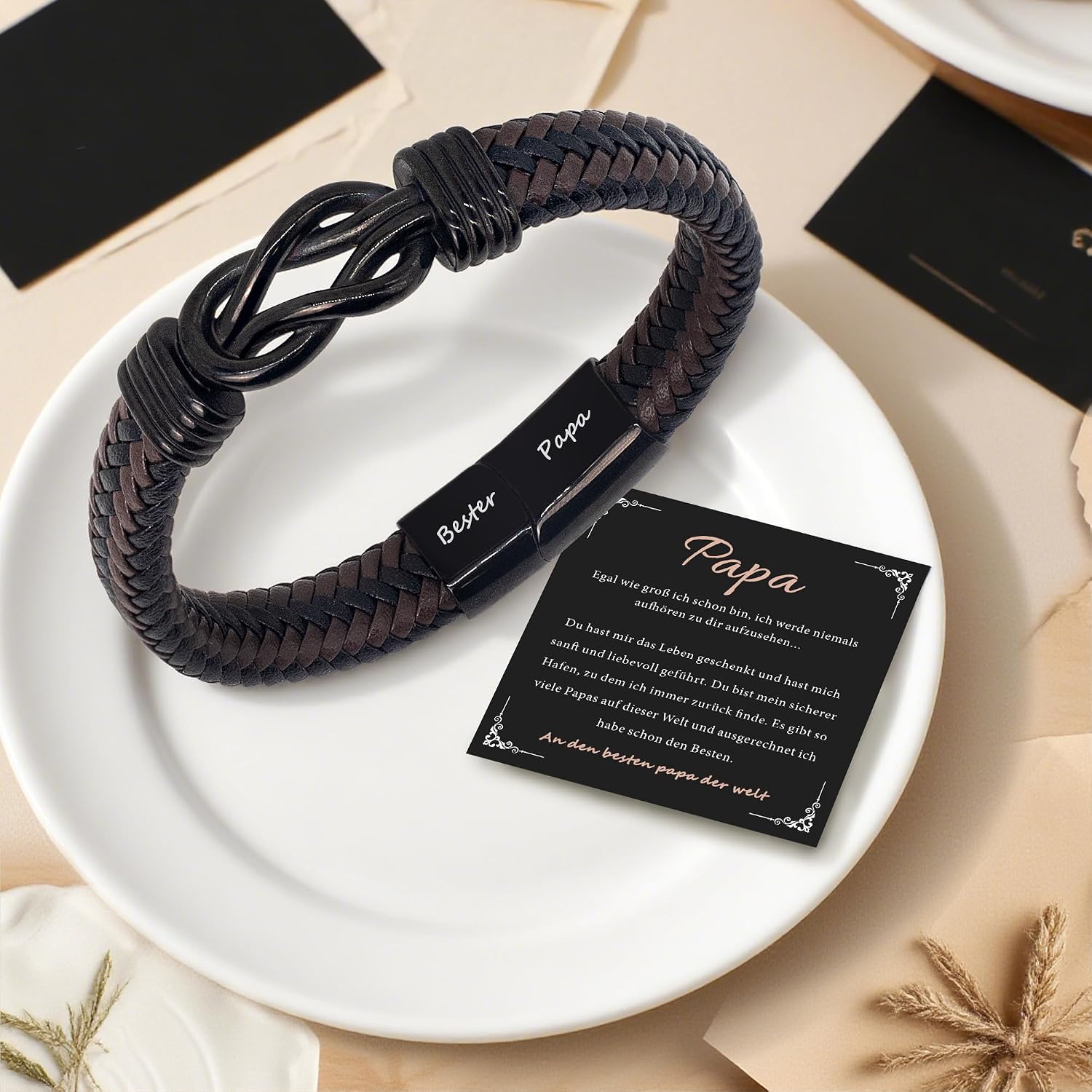 Detalle 2 de HAYOUWAY Lederarmband für Herren „Ich Liebe…“ mit Gravur – geflochtenes Infinity-Design als Geschenk