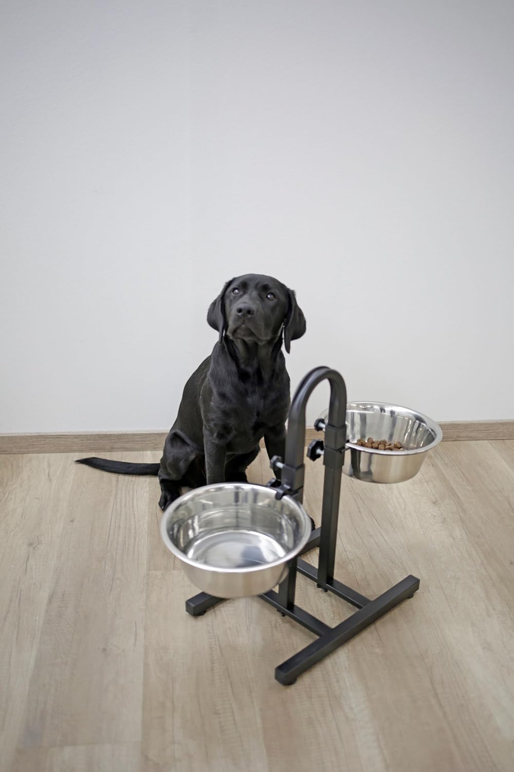 Detalle de KERBL PET Deluxe voederbar voor honden met 2 x 2800 ml en verstelbare hoogte