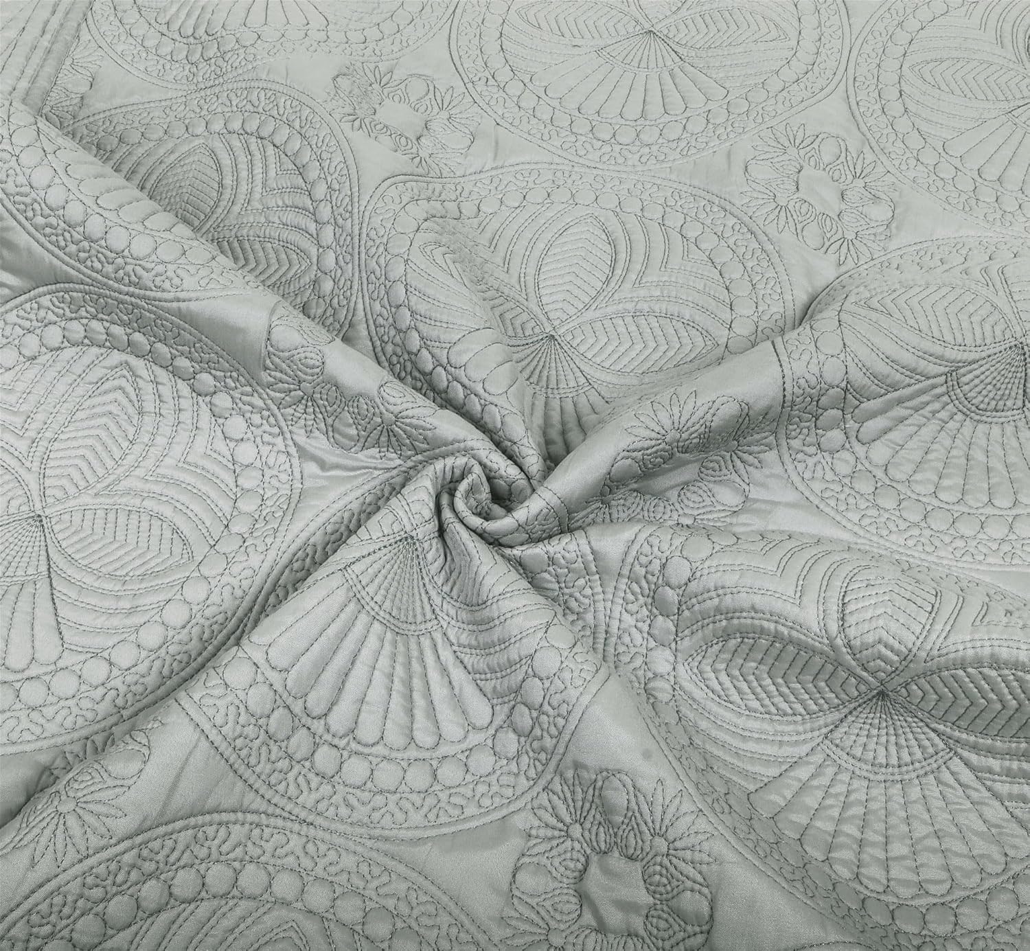 Detalle 1 de MONOBLANKS ベビーキルト パーソナルモノグラム 軽量 エンボス加工・スカラップ縁 36×48インチ グレー