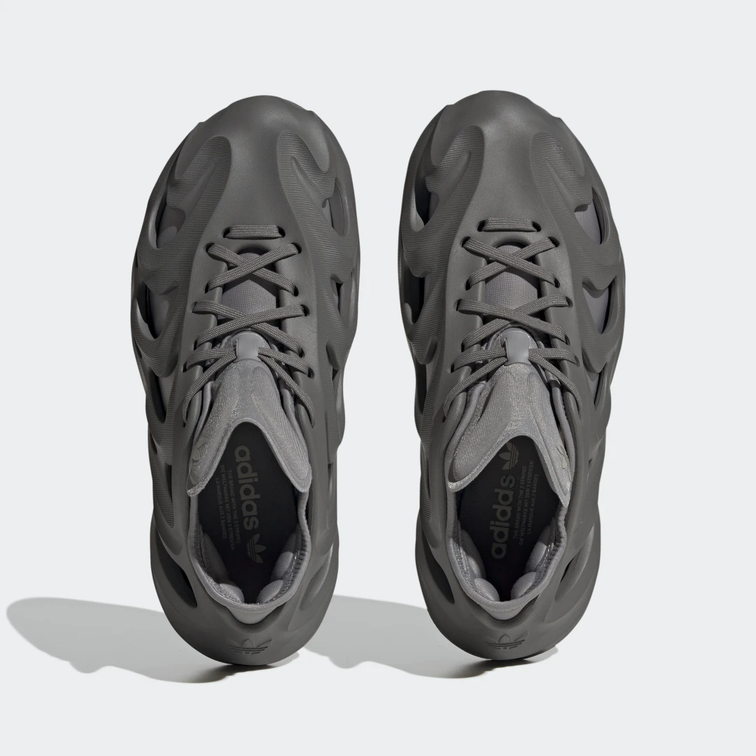 Detalle de Zapatilla Adifom Q de Adidas: estilo y confort para el día a día