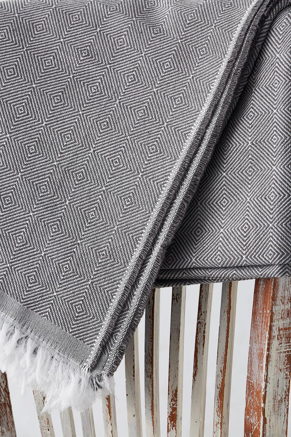 Detalle 2 de Textilhome Copridivano e Copriletto Dante 130x180 cm – Telo Arredo Multiuso in Grigio Scuro, OEKO-TEX
