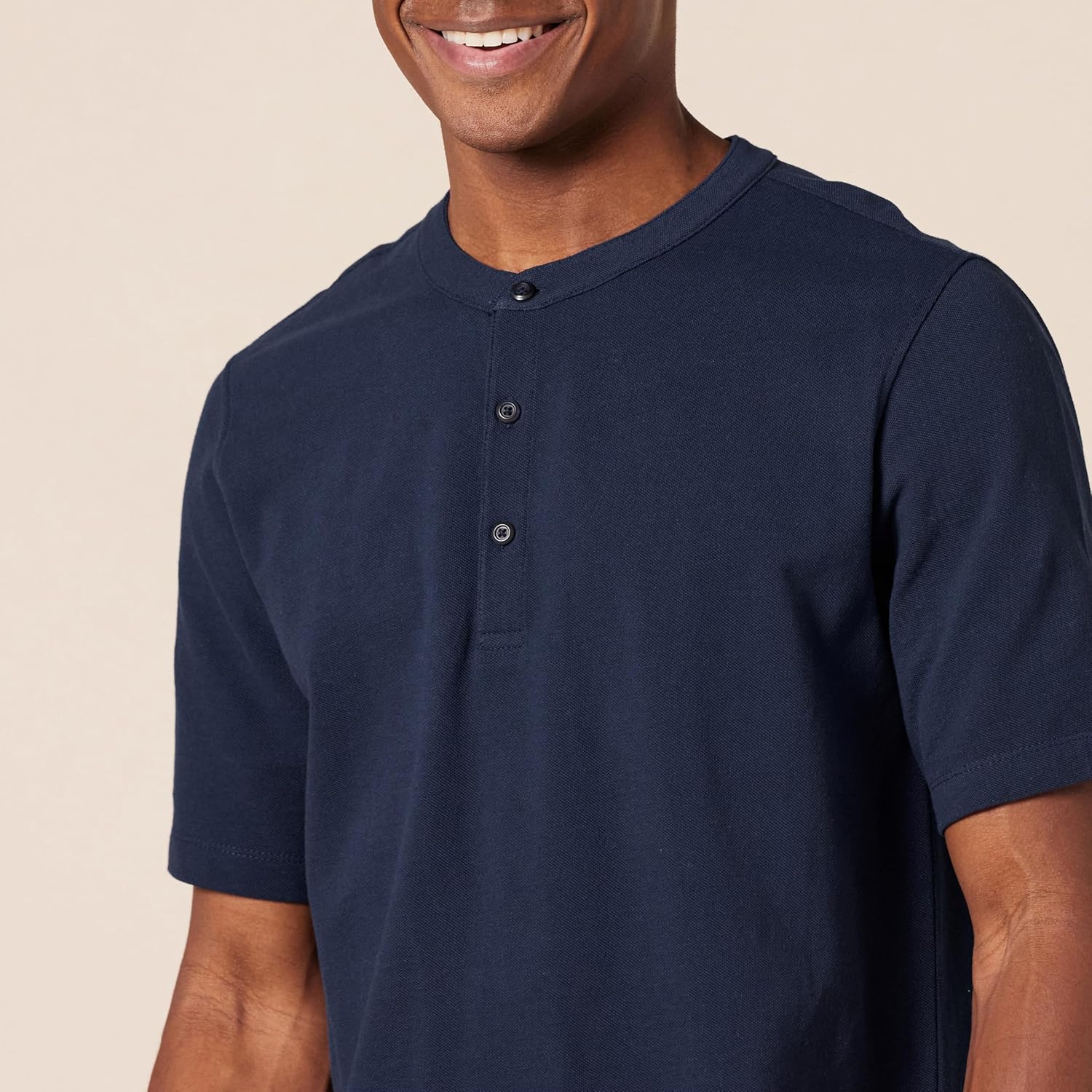 Thumbnail 2 de Amazon Essentials Men’s Slim-Fit Short-Sleeve Pique Henley Shirt (Pack of 2)