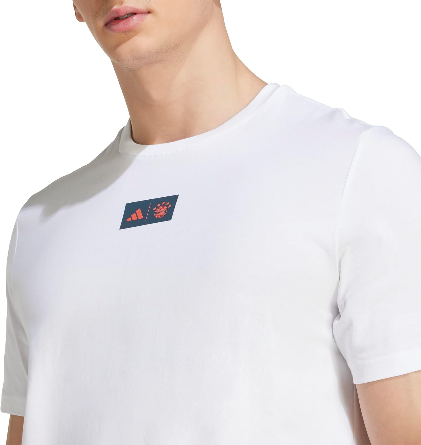 Detalle de adidas Men’s FC Bayern Munich Seasonal Graphic T-Shirt