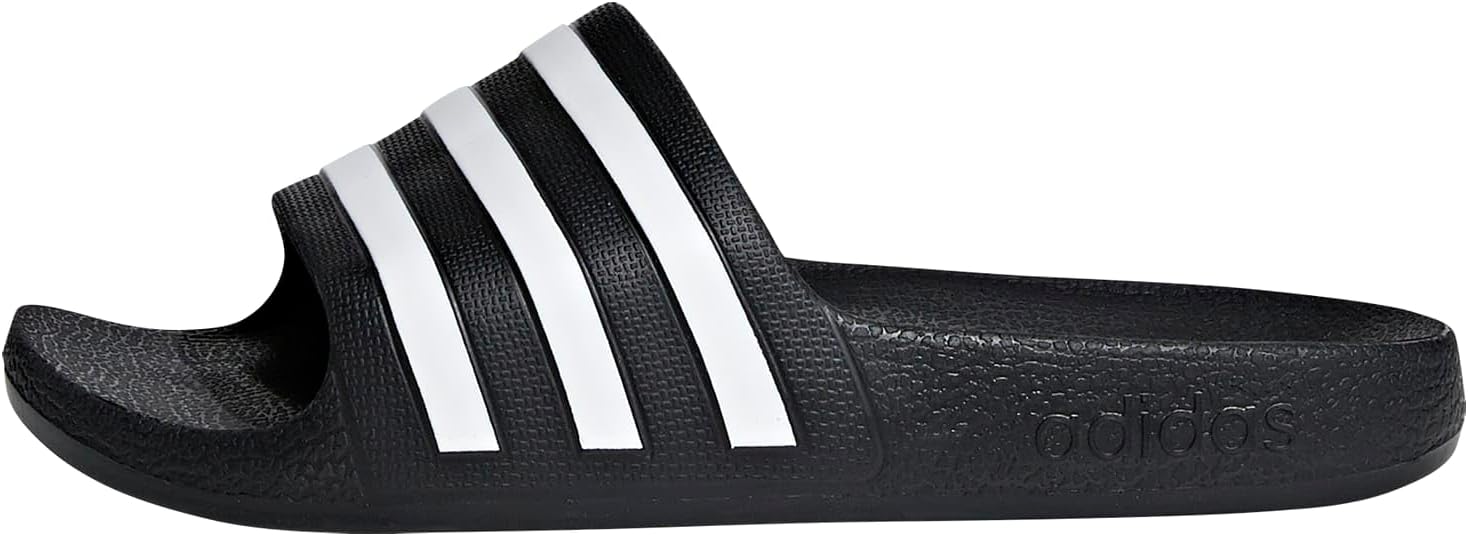 Detalle de Adilette Aqua Slides Kids de adidas: confort simple para pequeños y jóvenes