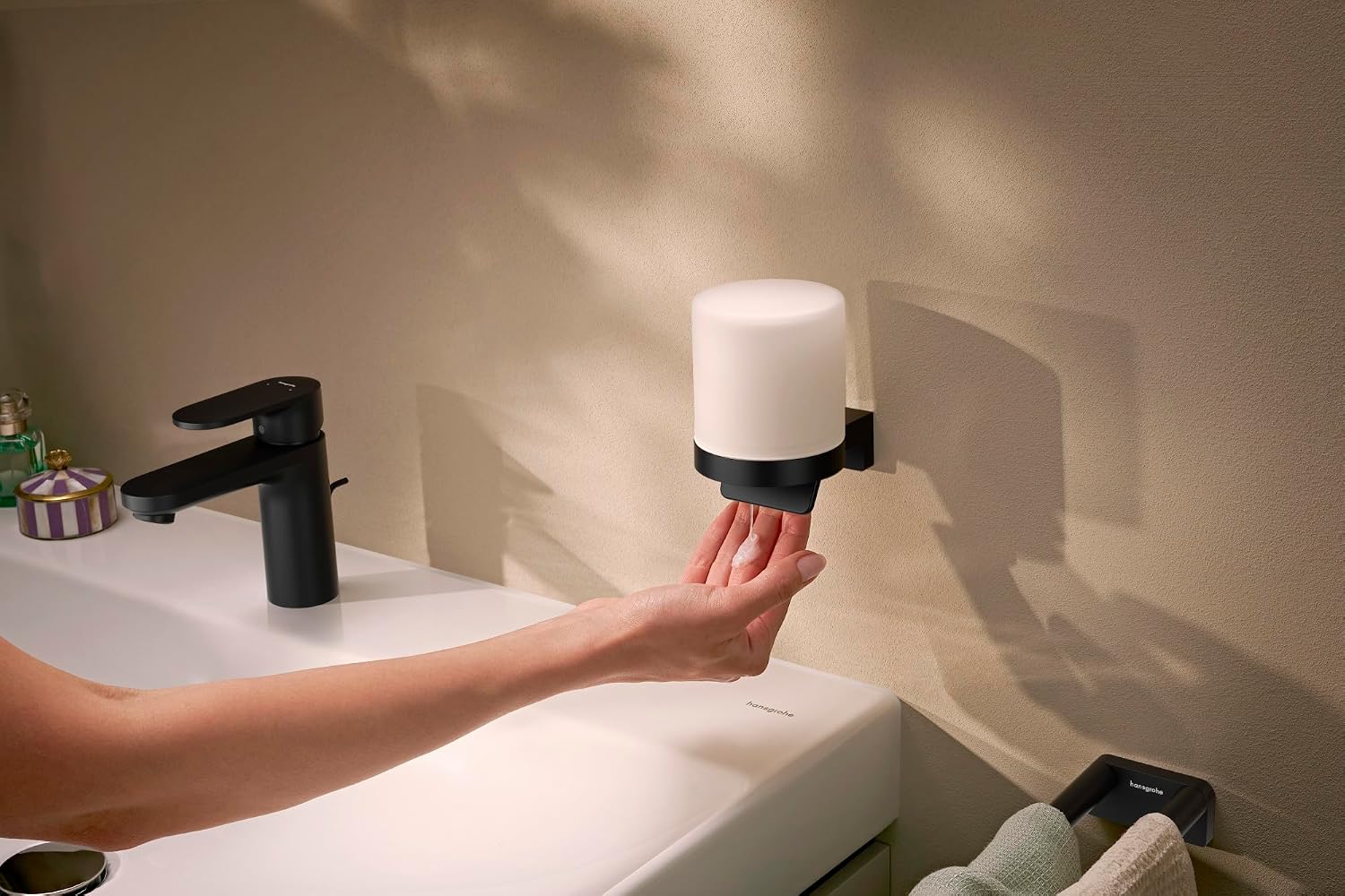 Detalle de hansgrohe AddStoris S 41765670 – ścienny dozownik mydła, czarny mat, metal i szkło