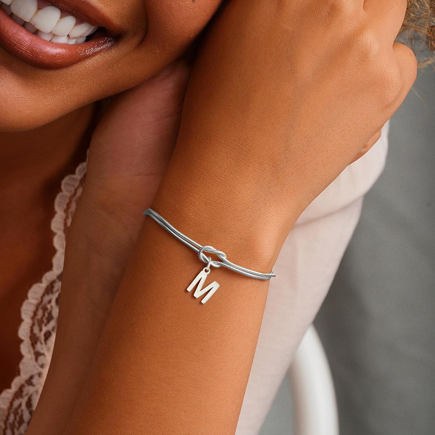 Thumbnail 4 de SLOONG personalisiertes Buchstabenarmband 18K Gold/Silber vergoldet – individuelles Namens- oder Initialen-Armband aus Messing, verstellbar