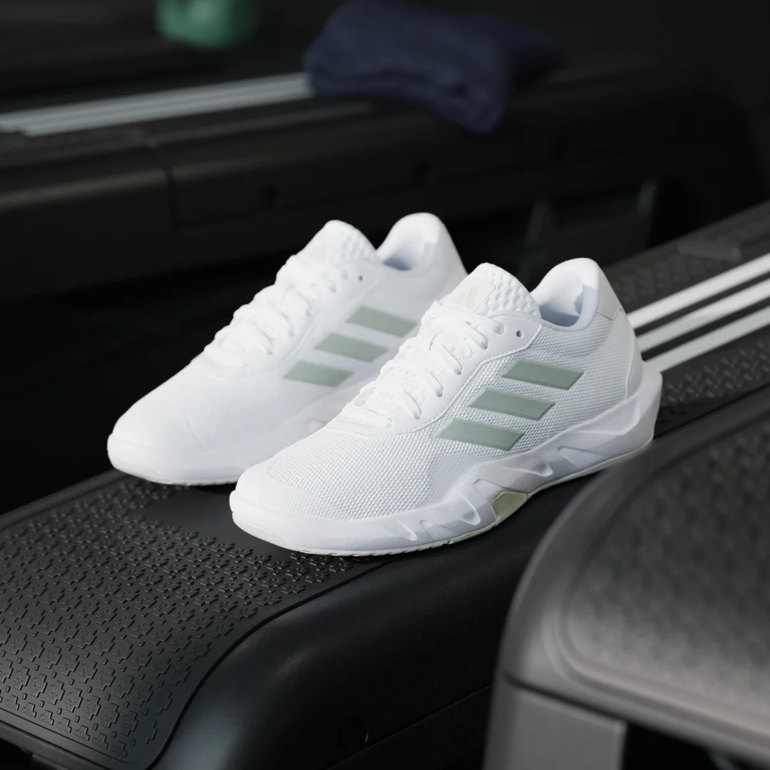 Detalle de Zapatillas de training Amplimove de Adidas — blancas