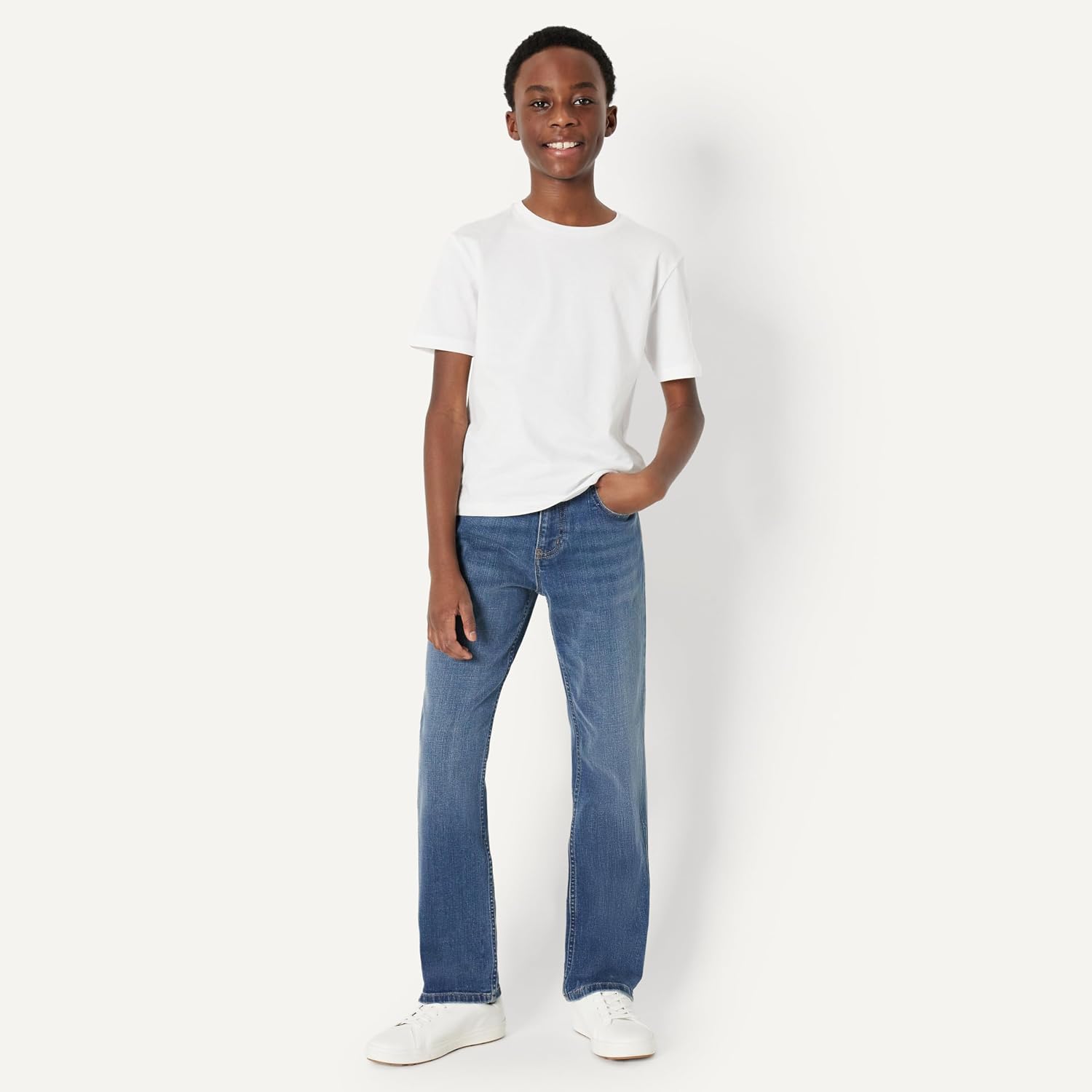 Detalle de Amazon Essentials Boys' Medium Stretch Regular-Fit Bootcut Jean