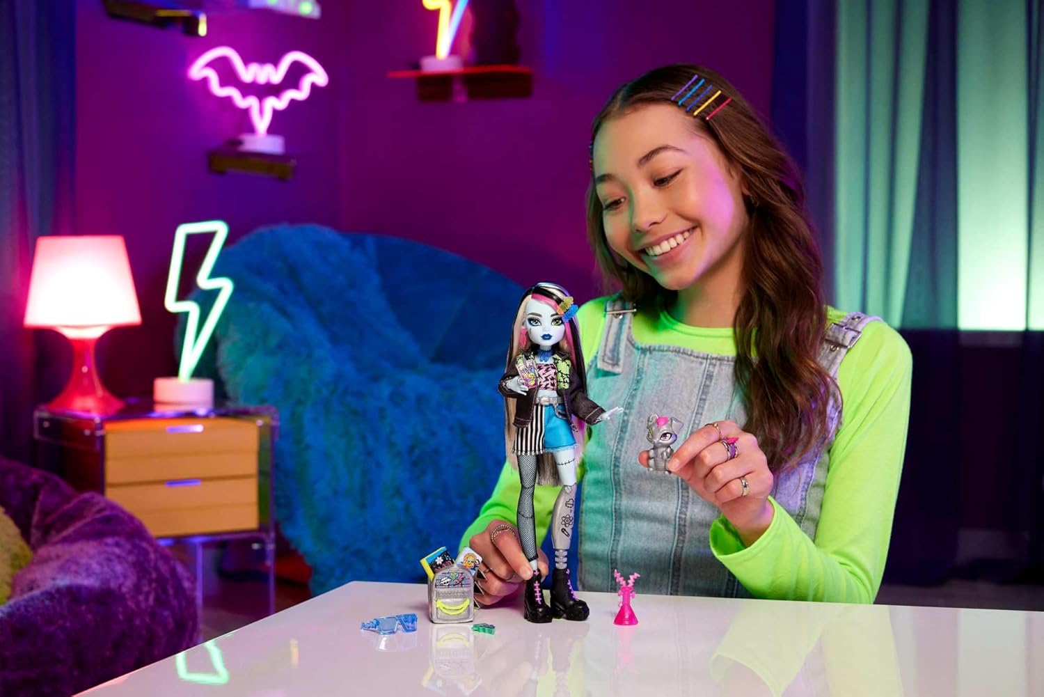 Thumbnail 1 de Monster High Frankie Stein (HXH73) bambola con giacca e shorts in denim, cagnolina Watzie e accessori