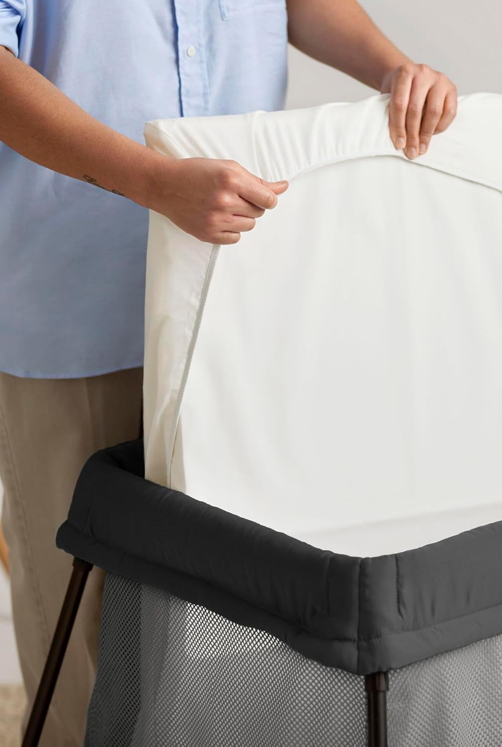 Thumbnail 3 de BabyBjörn Travel Cot Light + Fitted Sheet, Black