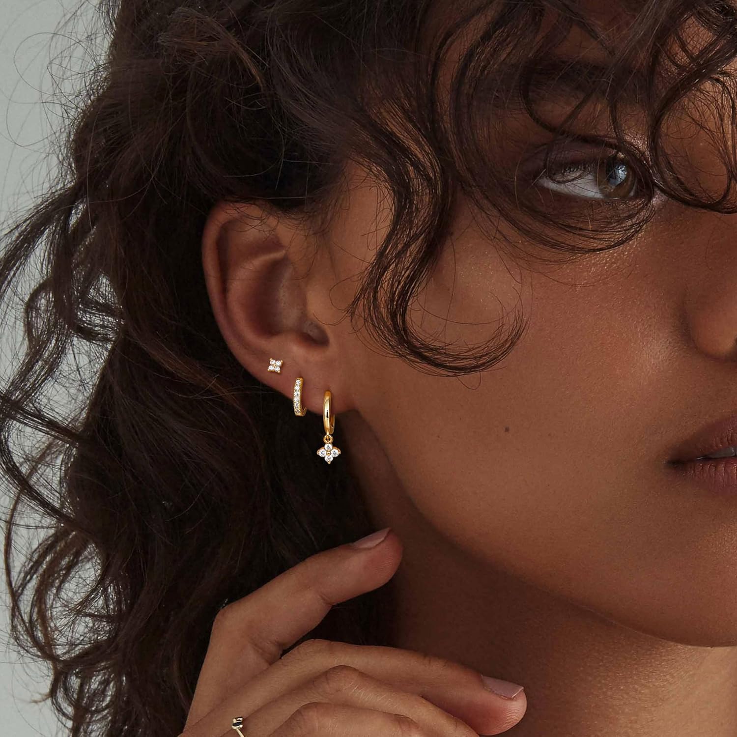 Detalle de Dochais 3 Paar Ohrringe Gold Set – 14K vergoldete Ohrstecker & Creolen mit Anhänger