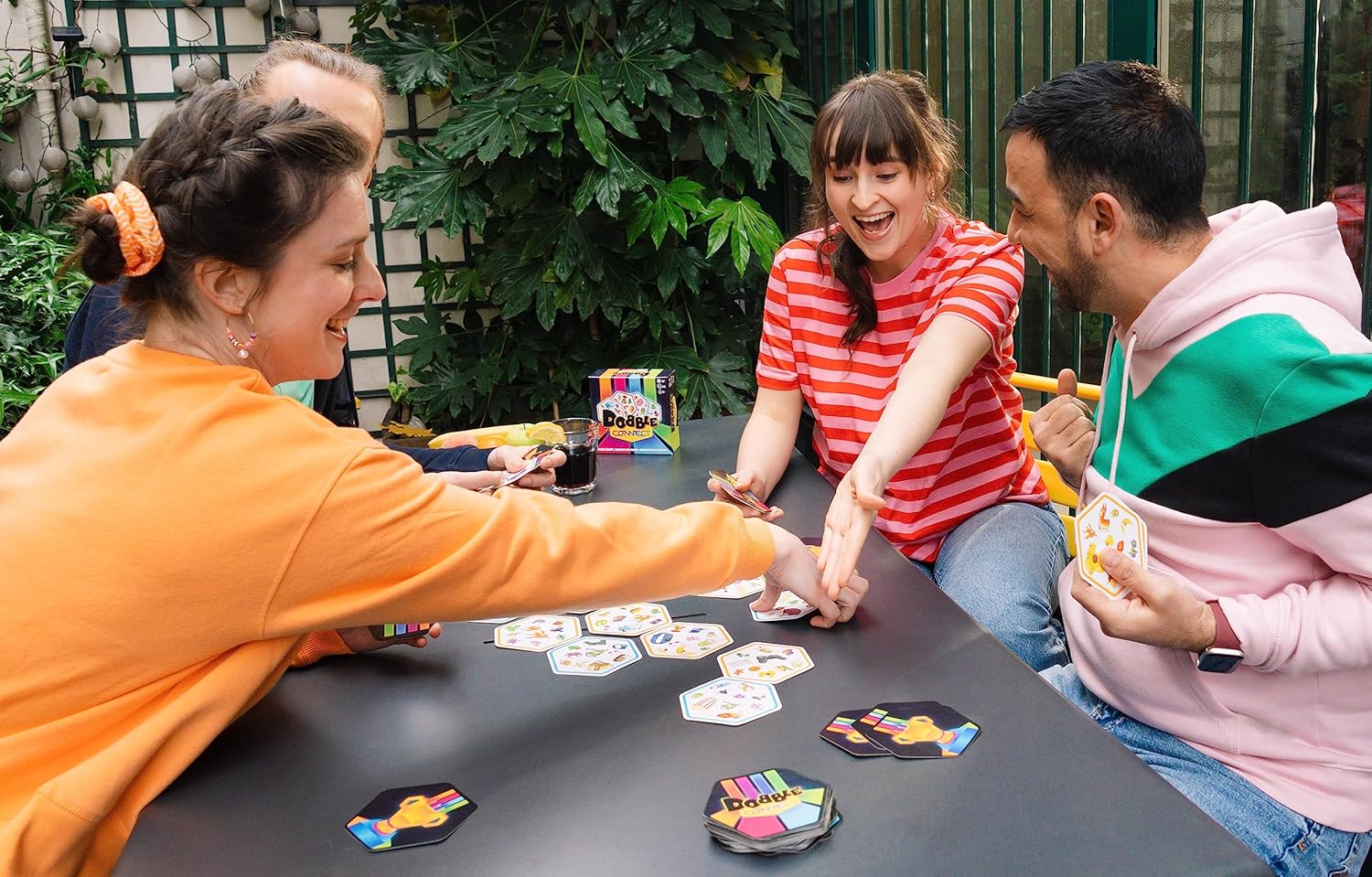 Detalle 2 de Zygomatic Dobble Connect — Gioco di carte d'azione e riflessioni per adulti e bambini