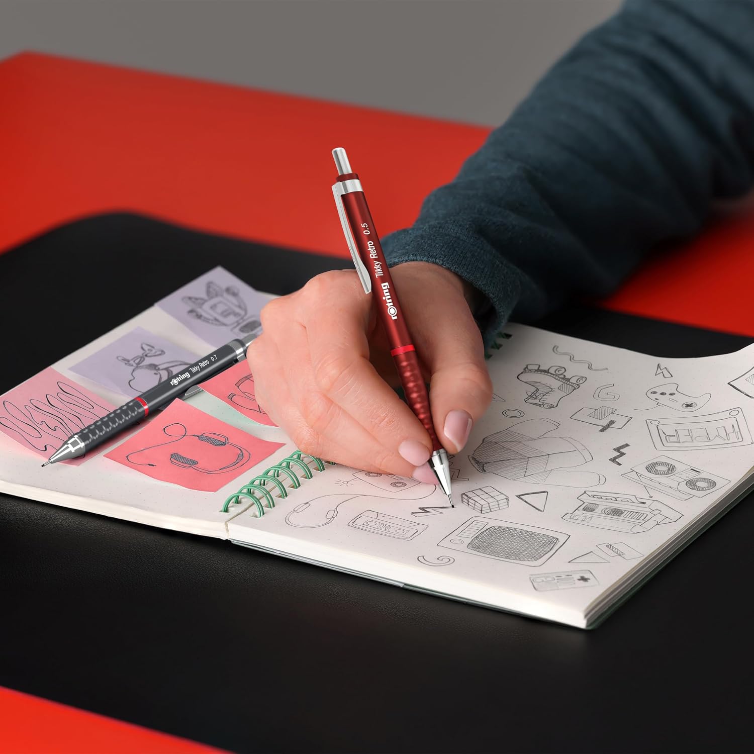 Detalle 2 de rOtring Tikky Retro stiftpennor, 2B 0,5 mm, blå med våggrepp, 12-pack