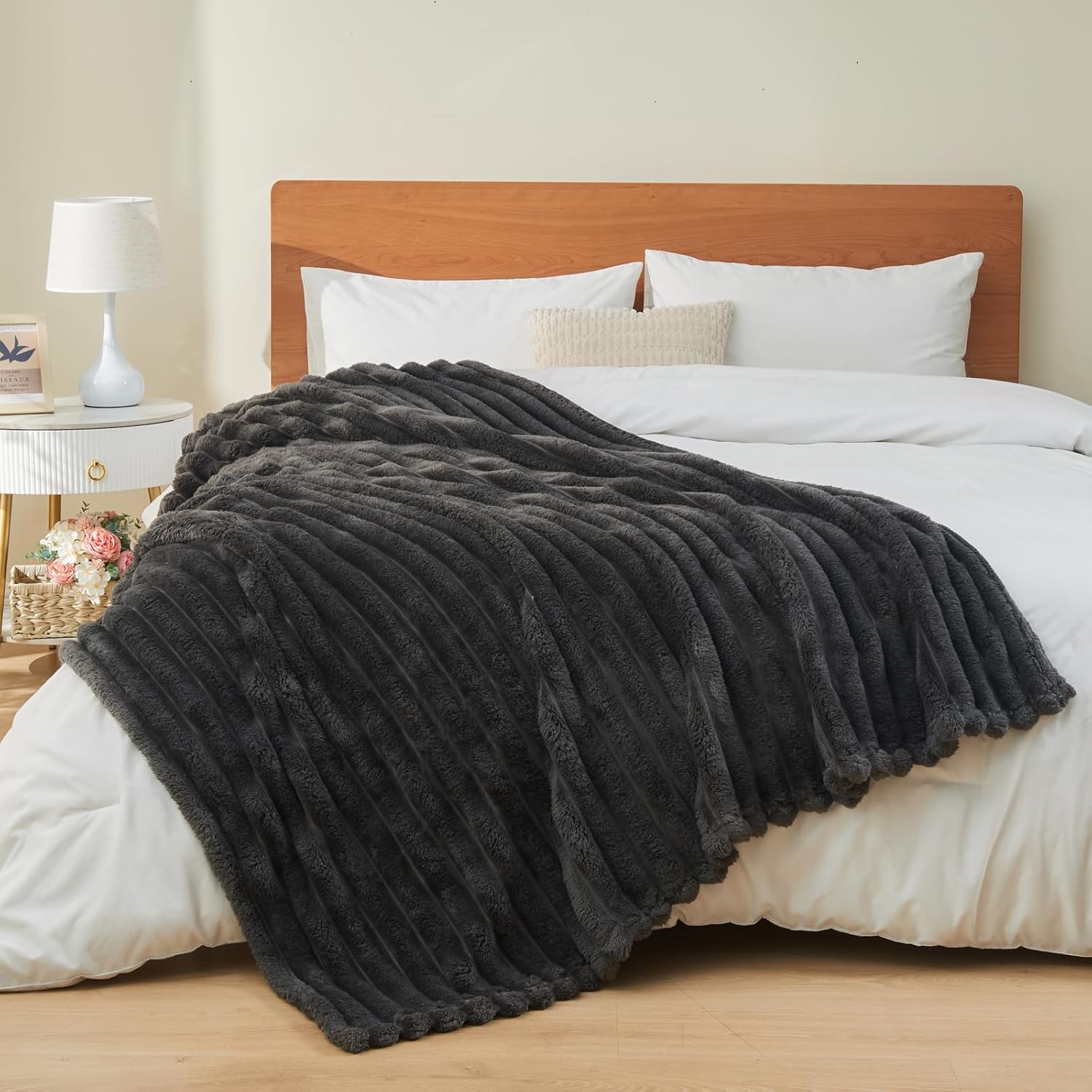 Detalle 1 de Deamsure 50" x 60" Dark Grey 3D Ribbed Polyester Fleece Throw Blanket