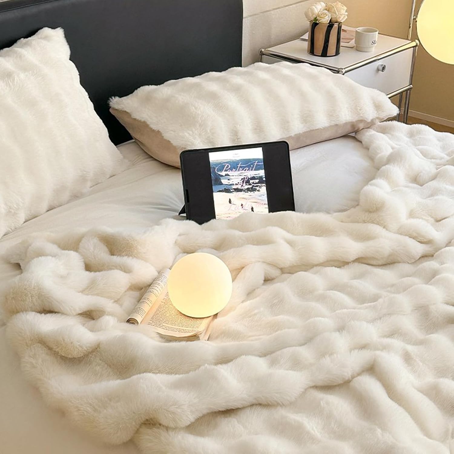 Detalle de DREAMLANDING Faux Rabbit Fur Luxury Plush Sherpa Throw Blanket (Cream, 150 × 200cm) – Reversible warm cosy blanket for bed and sofa