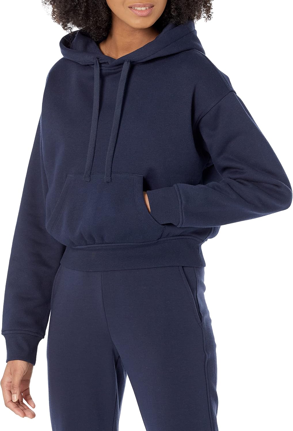 Thumbnail 4 de Amazon Essentials Damen Kurzer Kapuzenpullover aus Gebürstetem Fleece (Erhältlich in Übergröße)