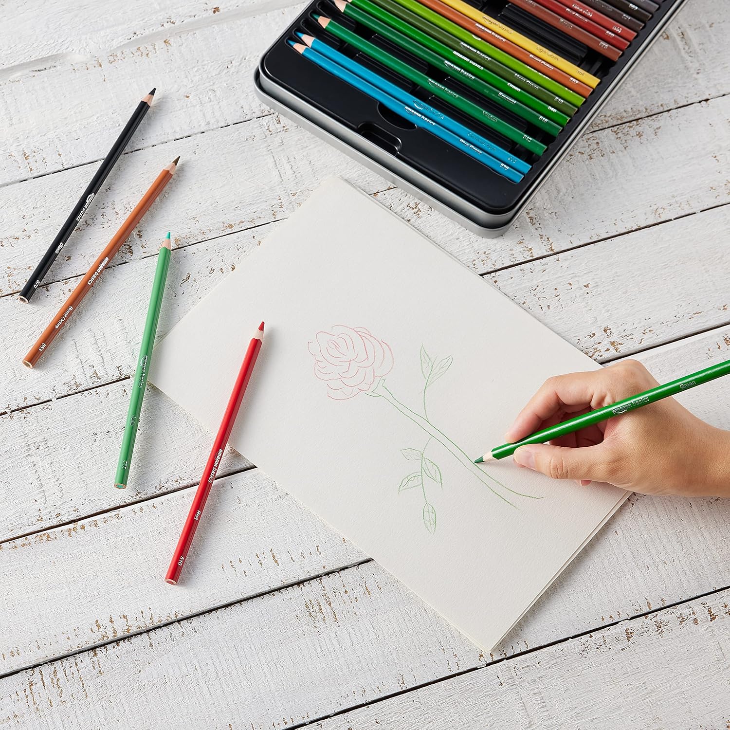 Detalle de Amazon Basics Crayons de couleur dans une boîte métallique – 48 couleurs, rangement solide