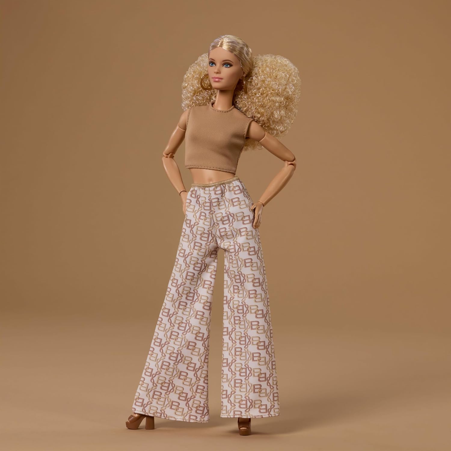 Thumbnail 1 de Barbie Basics Poupée Signature Collection Neutre Modèle 07 — Cheveux blonds, Pantalon imprimé blanc et top beige