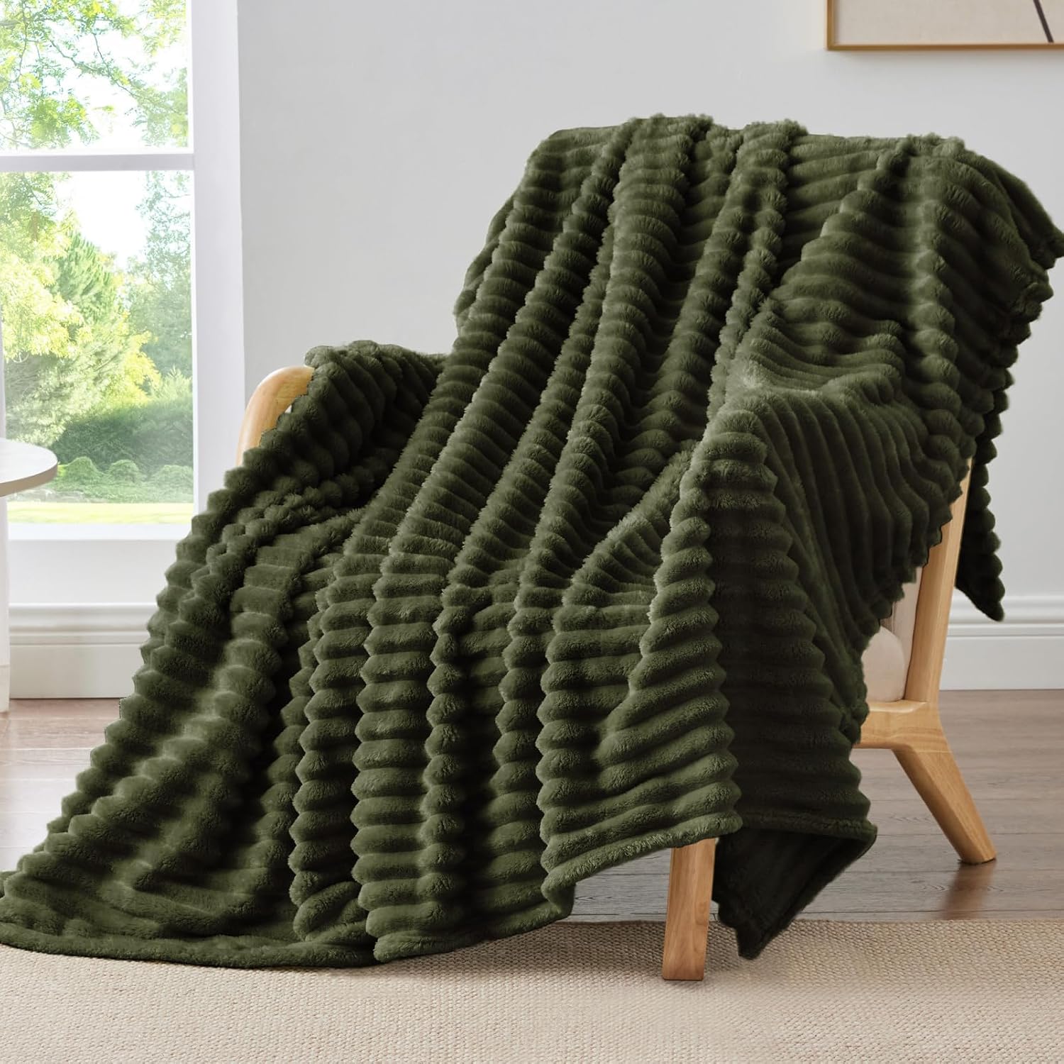 Detalle de BEDELITE Fleece Throw Blanket for Couch – 300GSM Soft & Warm Olive Green Stripe