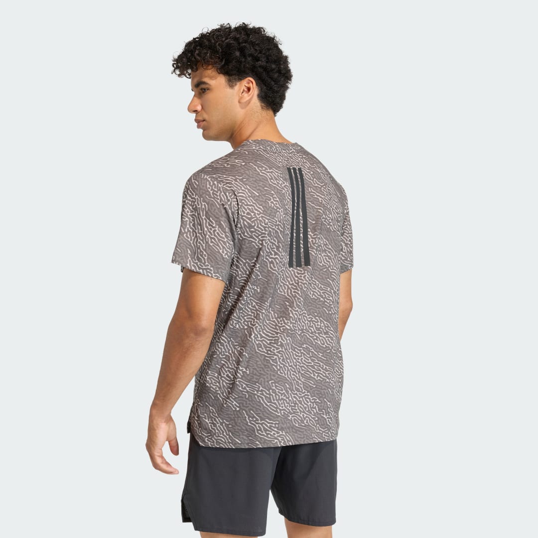 Detalle de Camiseta con estampado integral D4T PrimeLift de Adidas – Marrón
