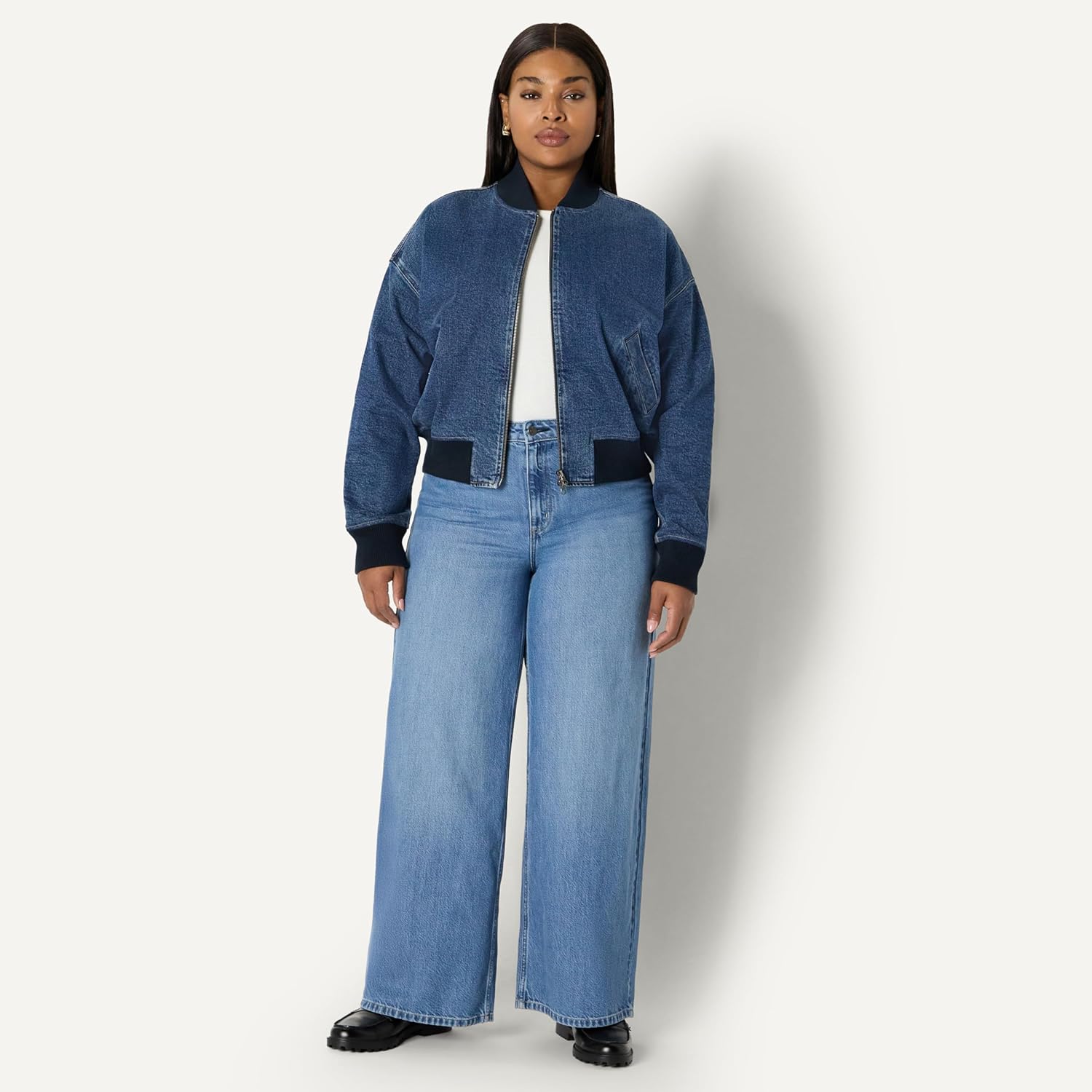 Thumbnail 6 de Amazon Essentials Women’s Relaxed-Fit Denim Bomber Jacket