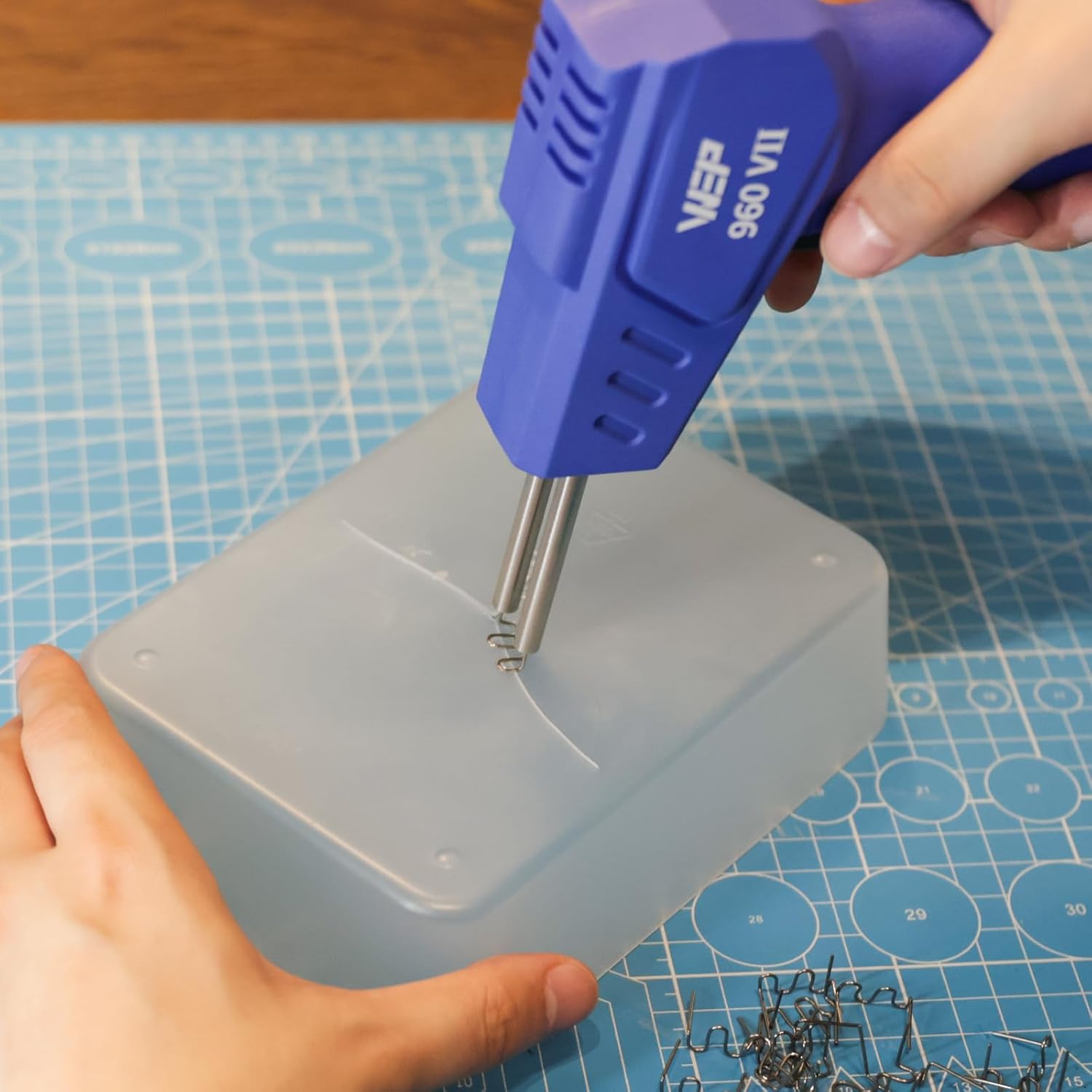 Detalle de WEP 960-VII Kit Soudure Plastique with Poignée Ergonomique et Lumières LED – 350 Agrafes Chaudes et Pinces pour Pare-chocs et Réservoirs en Plastique (EU Plug)