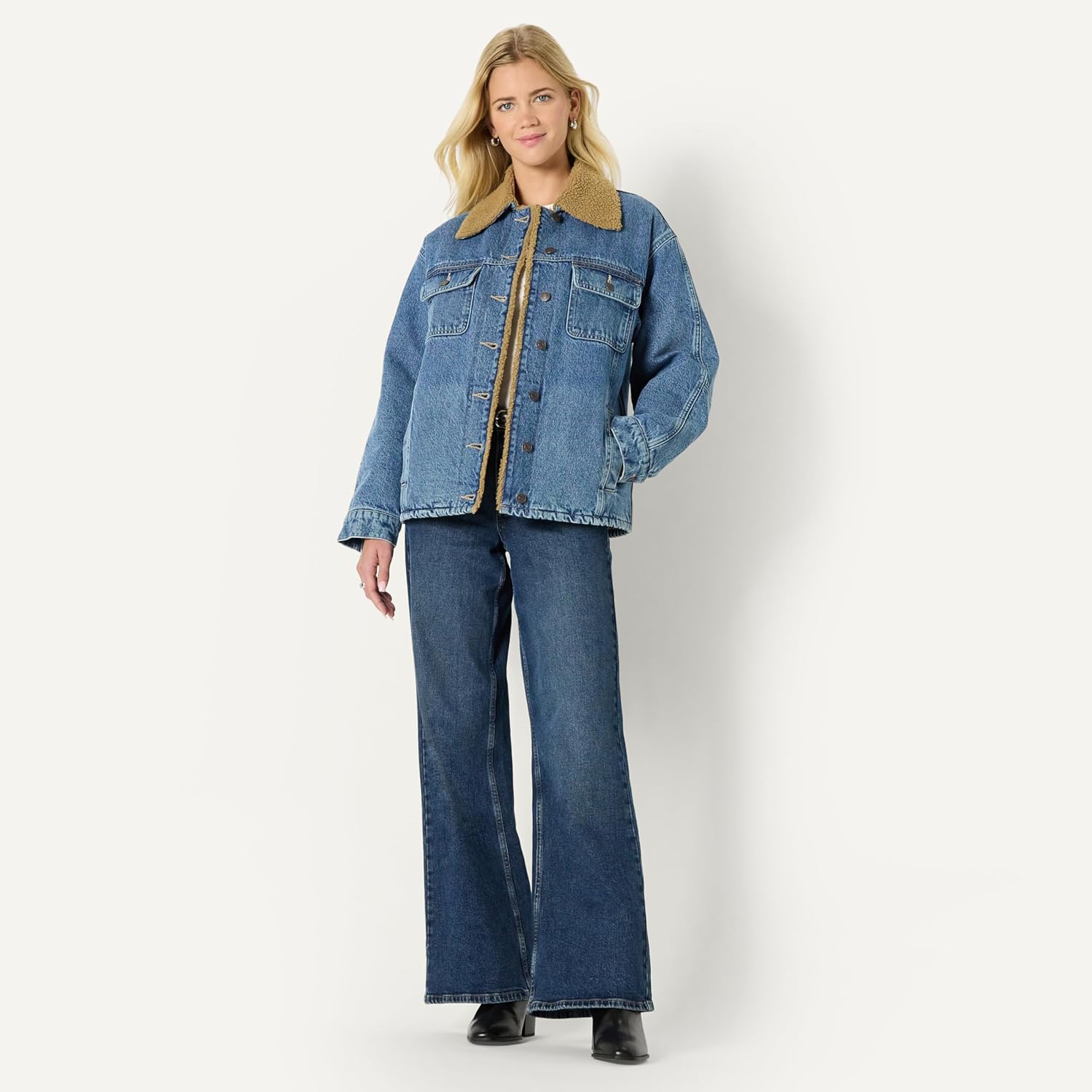 Detalle de Amazon Essentials Women's Oversized-Fit Faux-Shearling Denim Jacket