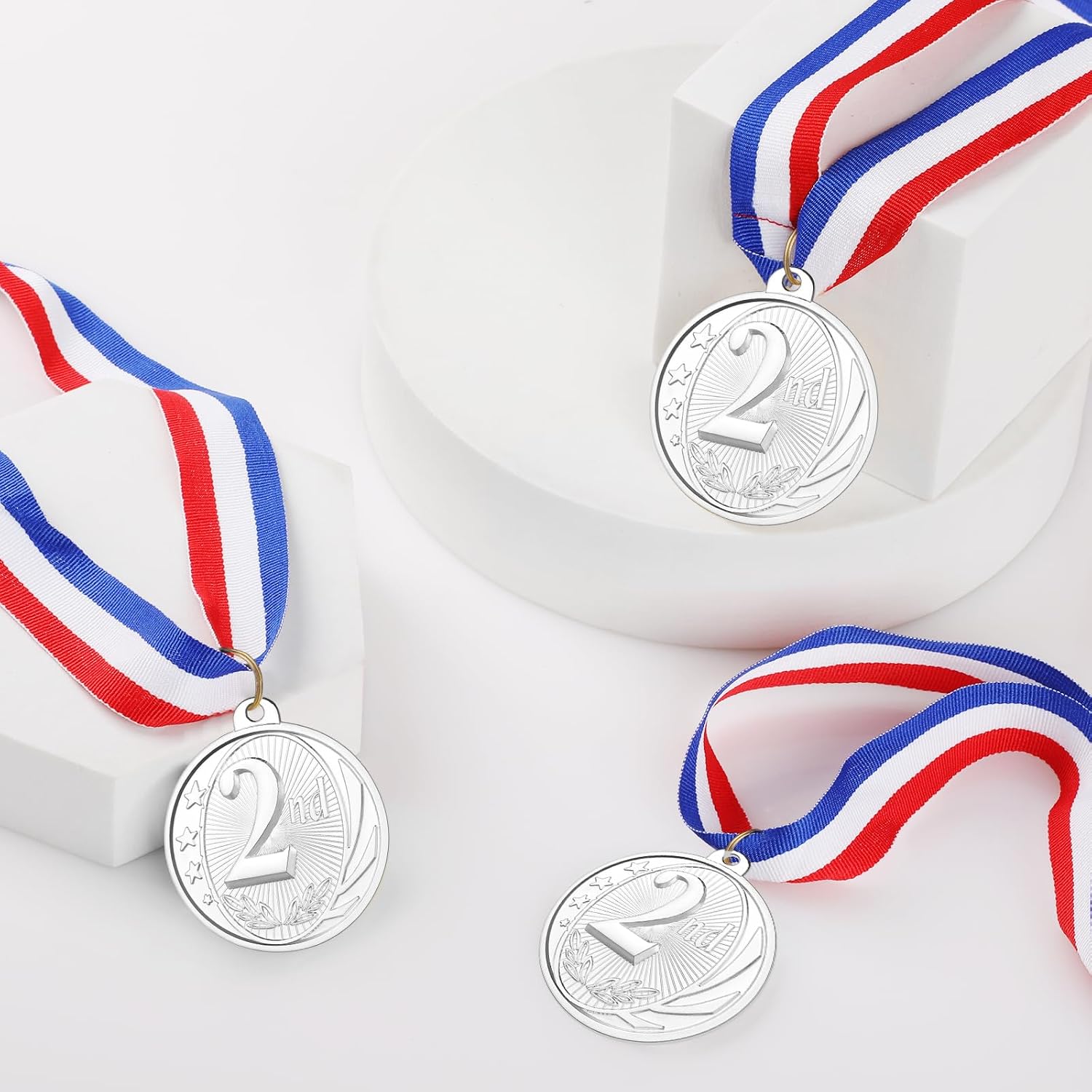 Detalle de GeeRic Medaille für Kinder – 12 Stück Silbermedaillen im olympischen Stil, 5 cm, mit farbigen Bändern (Rot-Weiß-Blau)