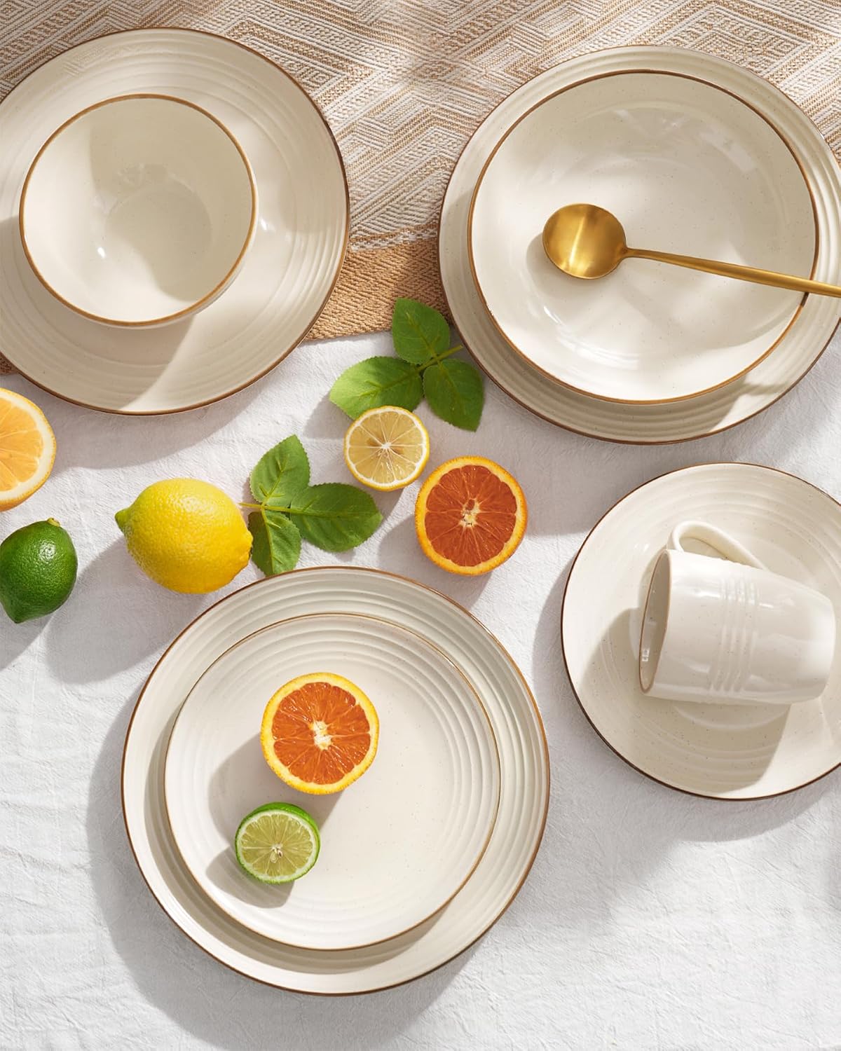 Detalle de Famiware Jupiter 24-Piece Stoneware Dinnerware Set for 8 (Vanilla White) with Speckles & Embossed Swirls