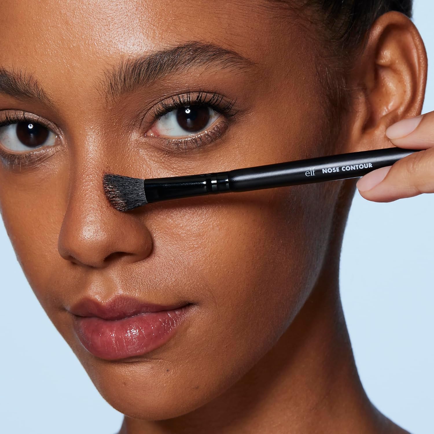 Detalle 2 de e.l.f. Nose Contour Brush, Dual-Ended