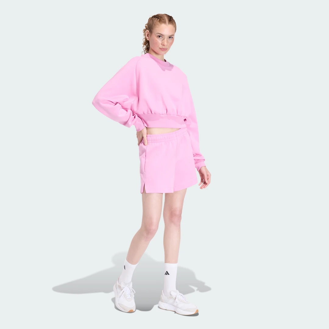 Detalle de Sudadera holgada Soft Lux de Adidas: comodidad y estilo en rosa